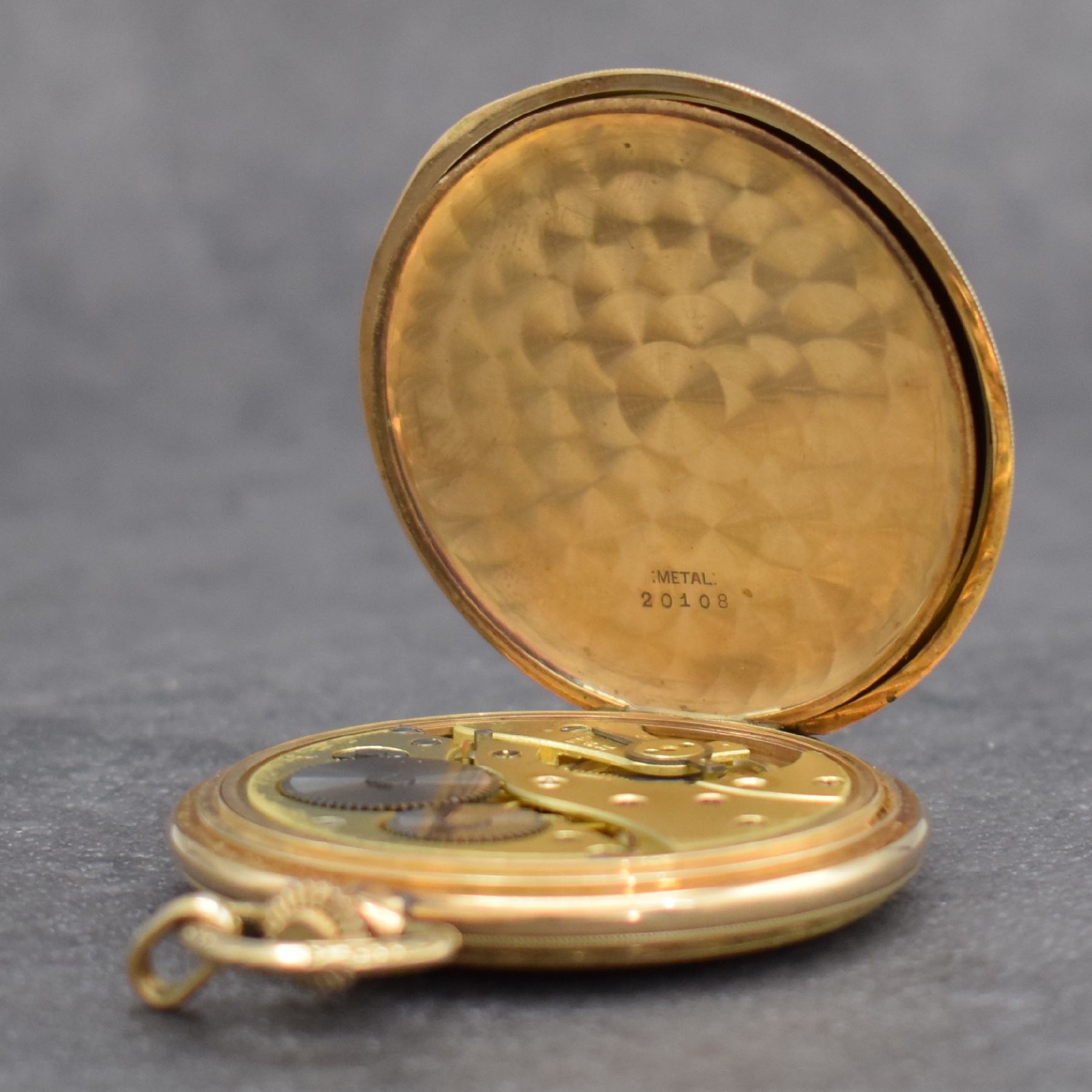 Detail e: Savonette Herrentaschenuhr in GG 585/000, Schweiz um 1930, guill. 2-Deckel Goldgeh. dell., verg. Cuv., verg. Zifferbl. m. Breguet-Std.-Zeichen ...
