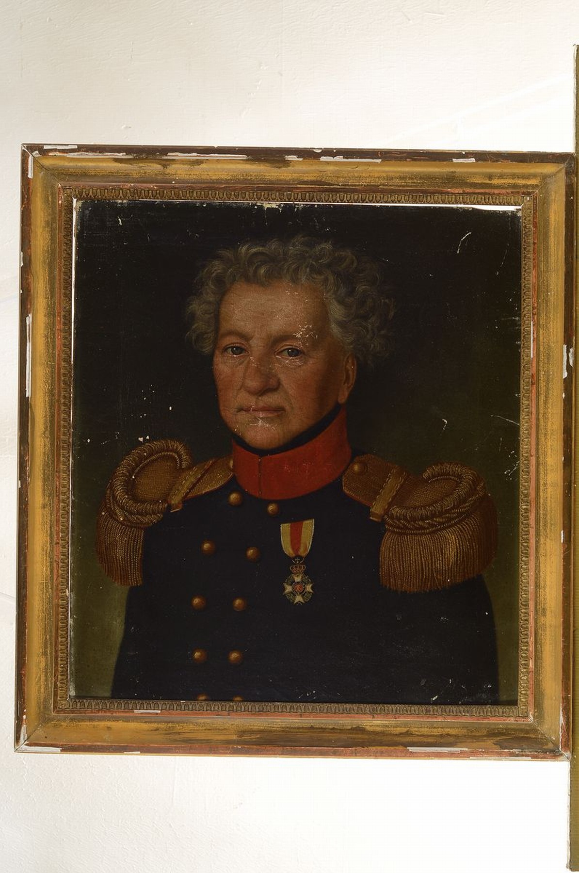 Detail k: Biedermeierporträt, deutsch, um 1840, Offziert mit Orden, Öl/Lwd, Farb- und Altersschäden, 48 x 43 cm, ältere Rest., Rahmen aus der Zeit, jedoch ...