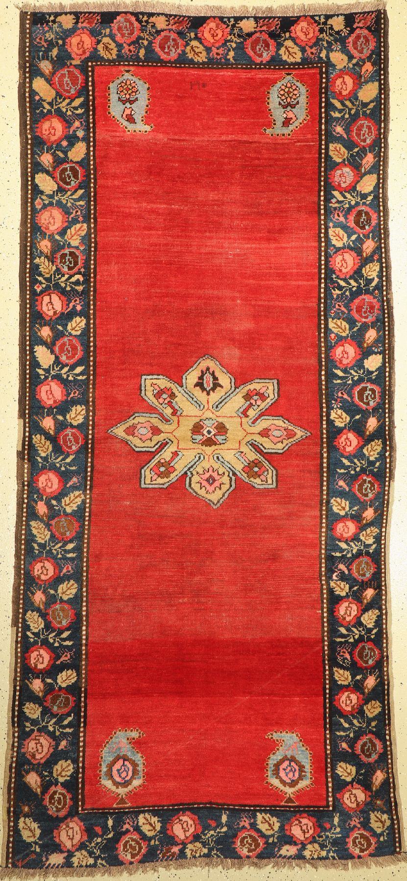 Karabagh alt, Kaukasus, um 1940, Wolle auf Wolle, ca. 280 x 127 cm, EHZ: 3-4