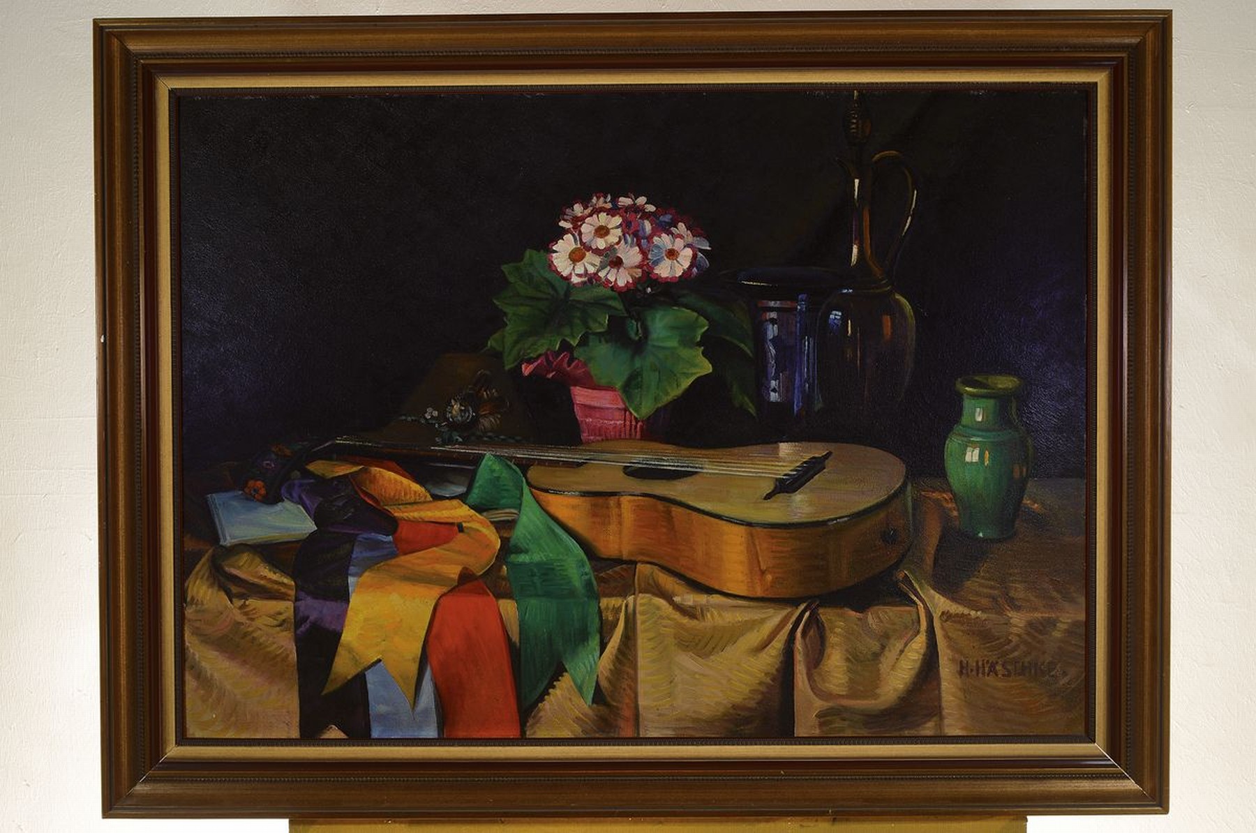 Detail k: Hermann Häschke, Hamburger Künstler, Anfang 20. Jh., Stillleben mit Blumenvasen und Gitarre, Öl/Platte, rechts unten signiert, mit klaren ...