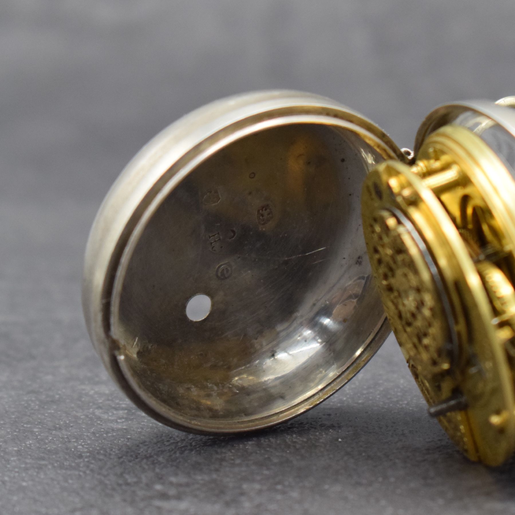 Detail i: Wn. ROBERTS Derby Spindeltaschenuhr in Silber, Hallmark London 1820, glattes Geh. & Übergeh. dell., Emailzifferbl. m. röm. Zahlen besch., ...