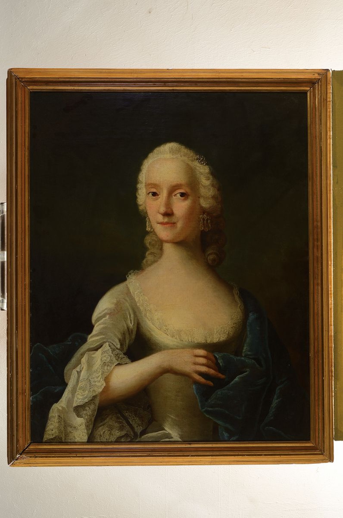 Detail k: Unbekannter Künstler, deutsch, um 1760, Porträt einer Adligen Dame mit aufwändigen Ohrgehängen, Öl/Lwd, rest., doubl., ca. 79x 63cm, R. ca. ...