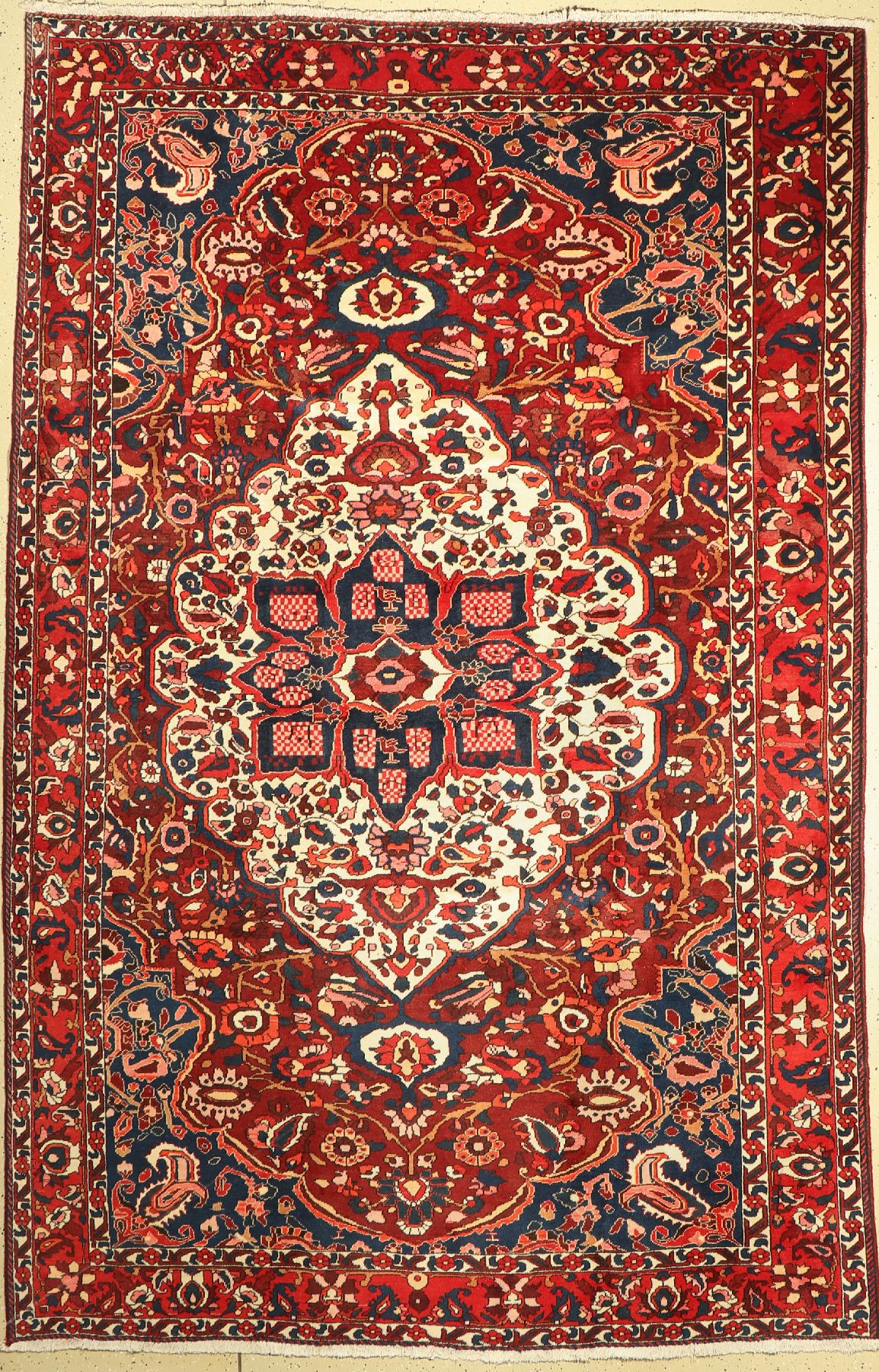 Bachtiar alt, Persien, ca. 60 Jahre, Wolle auf Baumwolle, ca. 328 x 213 cm, (Mottenfraß unterer Rand), EHZ: 2