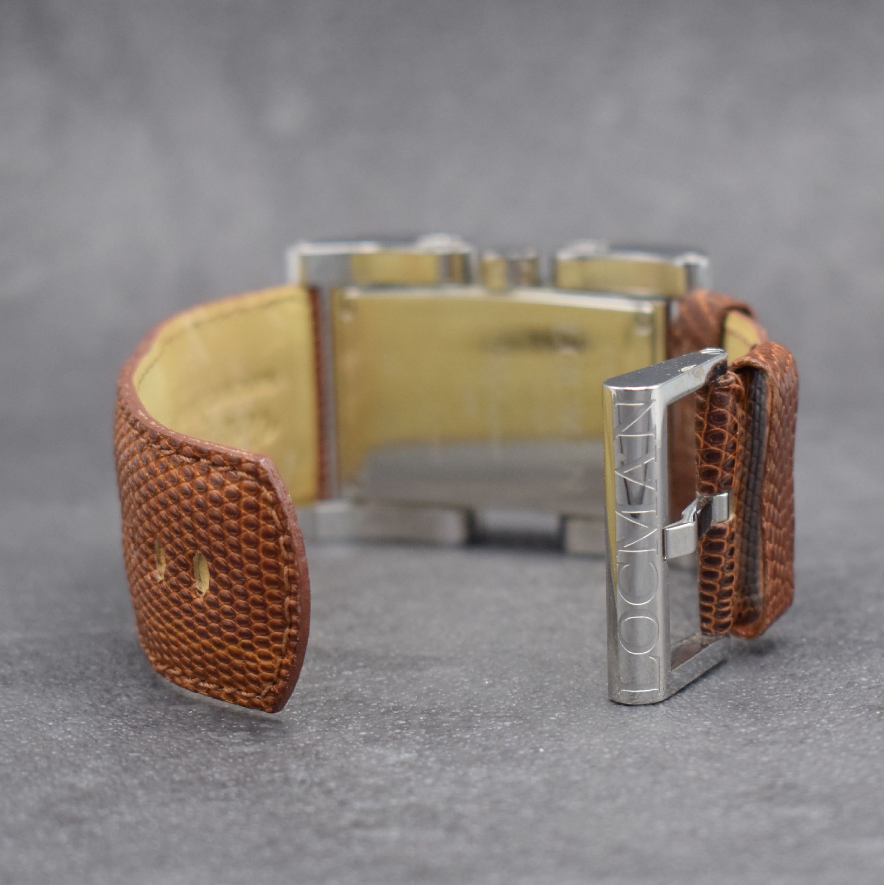 Detail d: LOCMAN Reference 500 Armbanduhr in Stahl, Italien / Schweiz um 2015, Automatik, großes rechteck. Geh. m. beweglichen Bandanstößen, Boden 4-fach ...