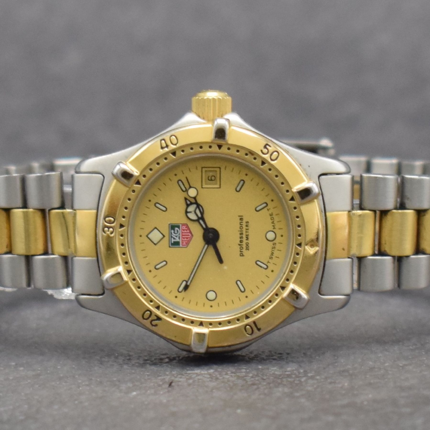 Detail a: TAG HEUER Professional Damensportuhr in Stahl/Gold, Schweiz um 1995, quarz, satin. Geh., Boden & Krone verschr., verg. eins. drehb. Lünette m. ...