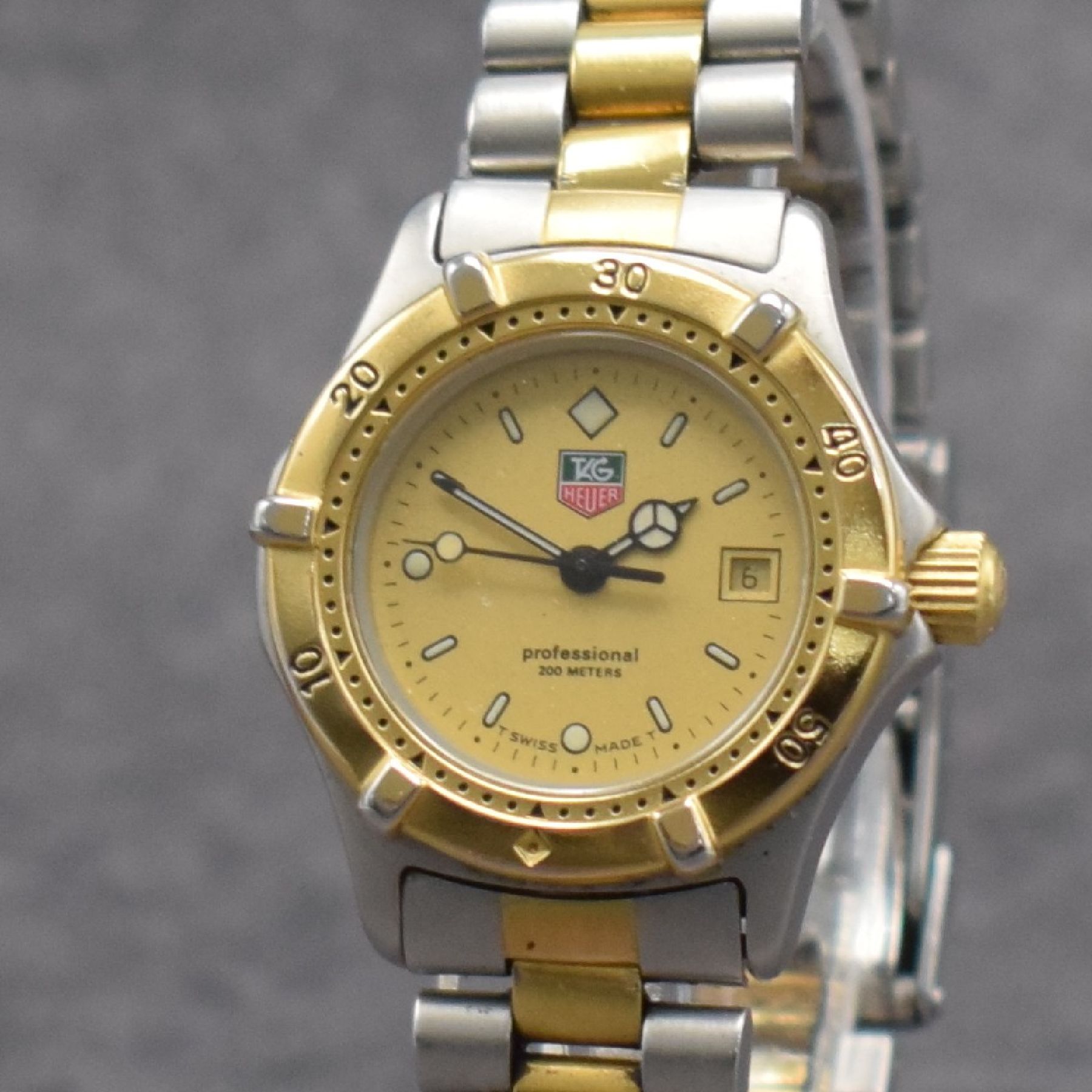 Detail c: TAG HEUER Professional Damensportuhr in Stahl/Gold, Schweiz um 1995, quarz, satin. Geh., Boden & Krone verschr., verg. eins. drehb. Lünette m. ...