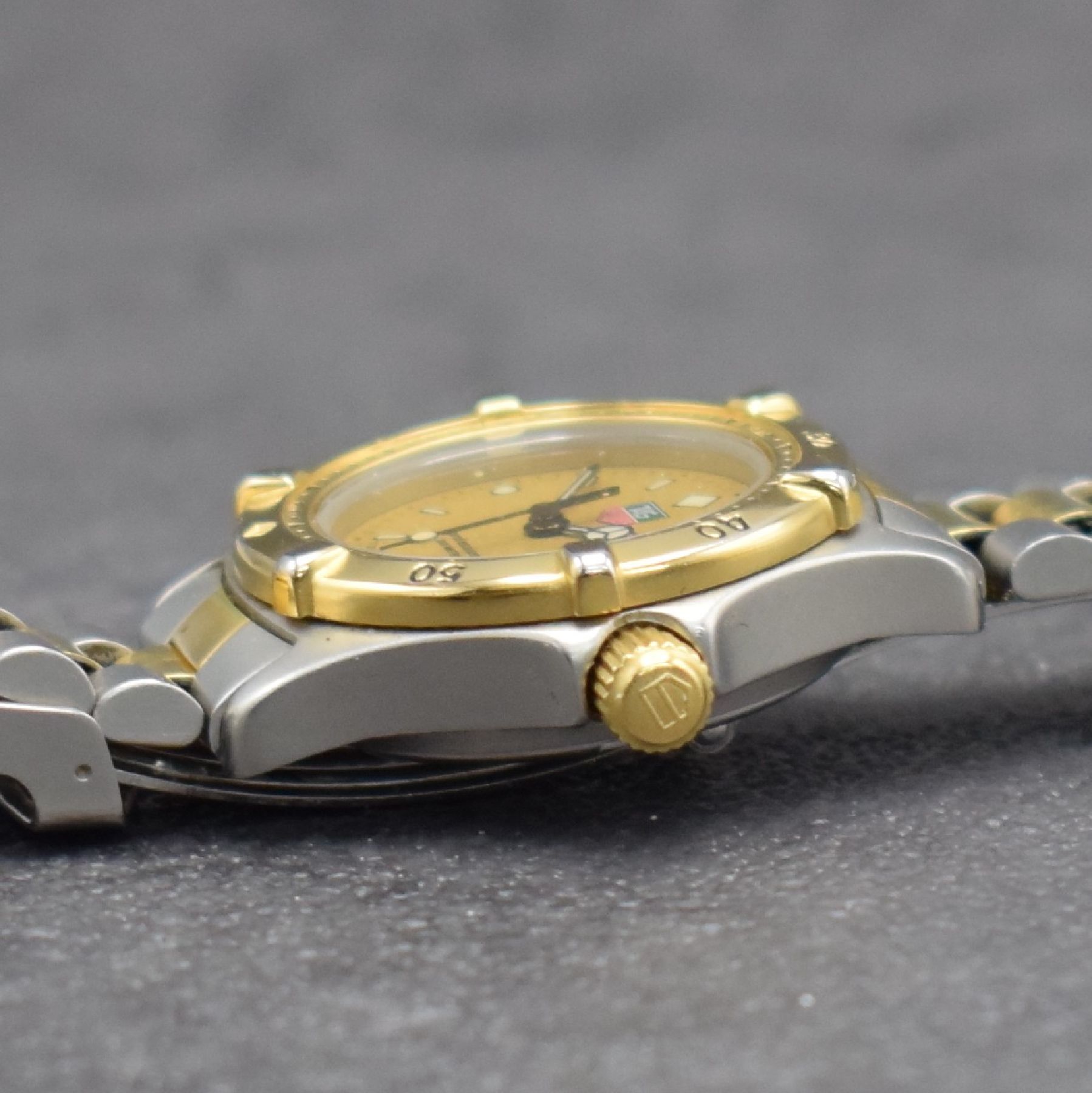 Detail e: TAG HEUER Professional Damensportuhr in Stahl/Gold, Schweiz um 1995, quarz, satin. Geh., Boden & Krone verschr., verg. eins. drehb. Lünette m. ...
