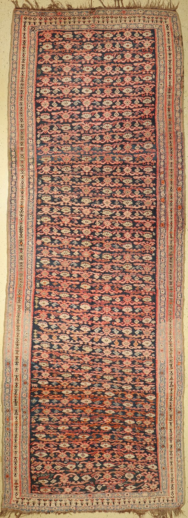Senneh Kelim alt, Persien, um 1930, Wolle auf Wolle, ca. 475 x 175 cm, EHZ: 2-3, (3 geflickte Löcher),verblaßt.