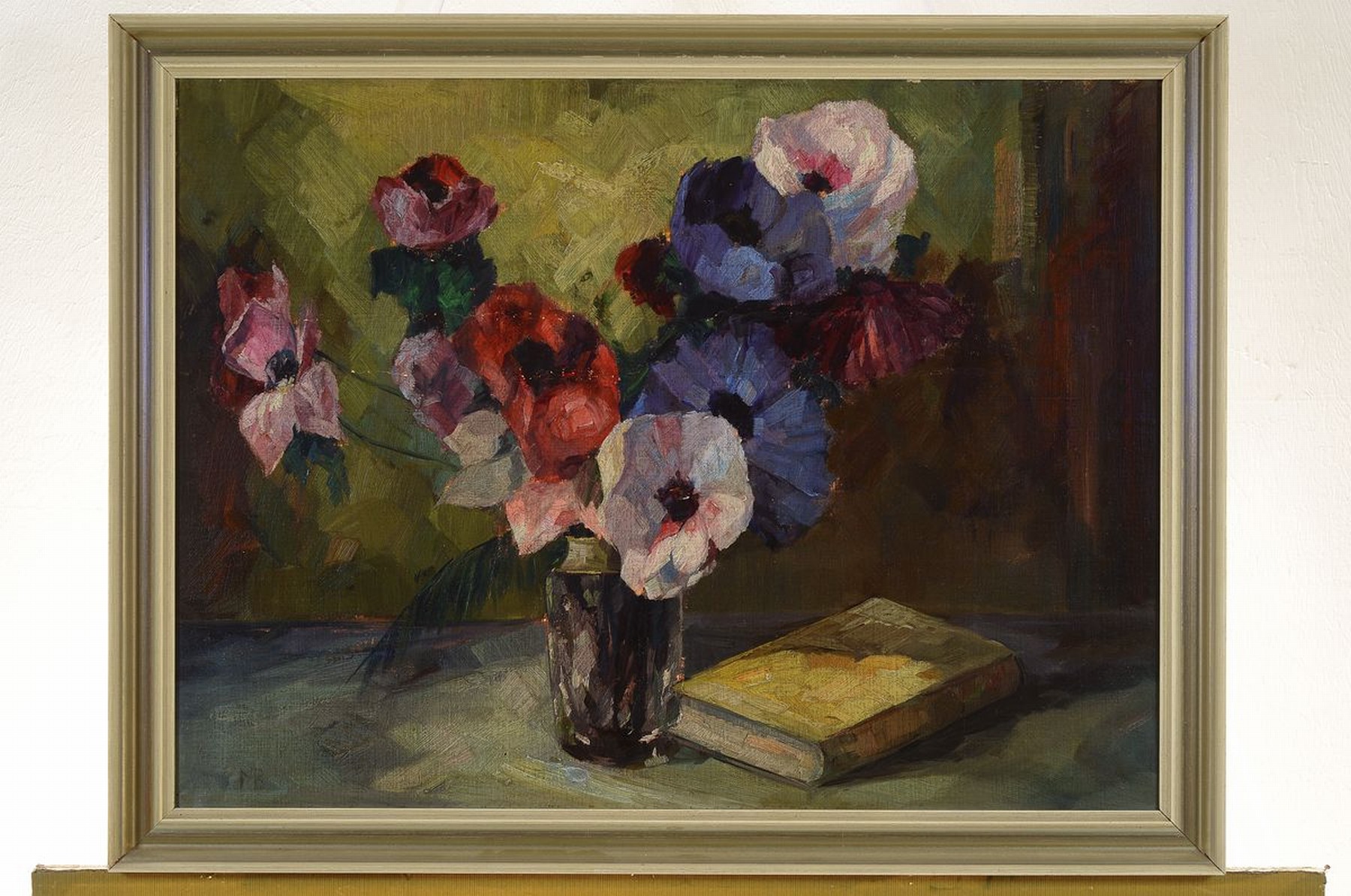Detail k: Unbekannter Maler, deutsch, um 1900, Stillleben mit Blumen und Buch, Öl/Lwd, rest., ca. 45x60cm, R. ca. 52x67cm