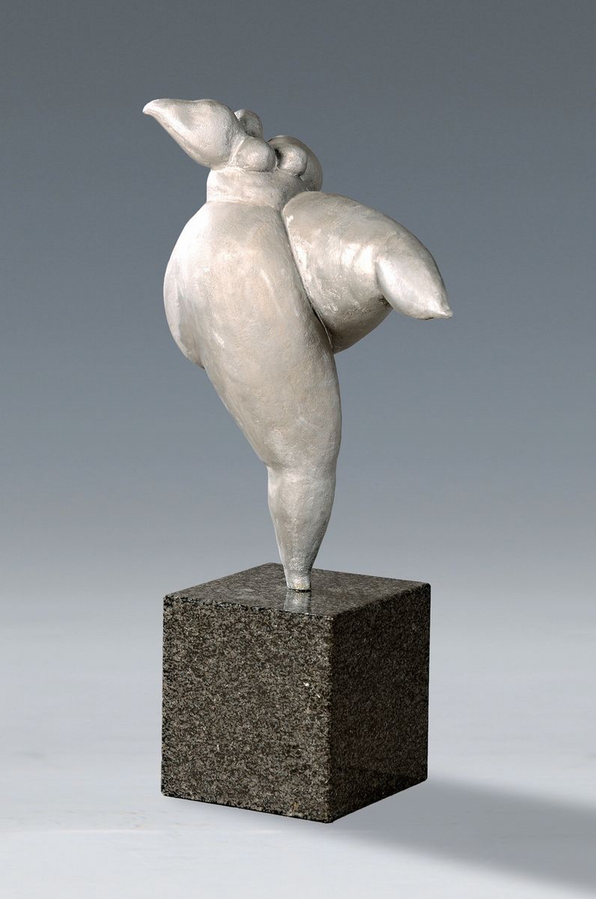 Zeitgenössischer Künstler, Skulptur eines weiblichen Aktes im Stil der Niki de St.Phalle, Aluminiumguß, unsigniert, H. ca. 44cm, Granitsockel, ...