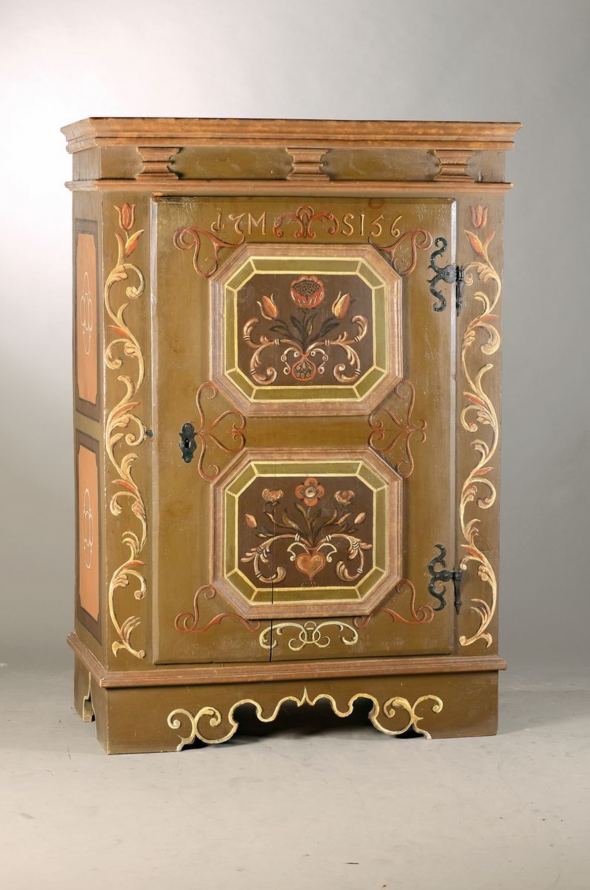 Bauernschrank, Obersteiermark, um 1790, Zirbenkiefer, aufgesetzte Zierleiste, Schloss und Schlüssel aus der Zeit, orig. Inneneinrichtung, rechte ...