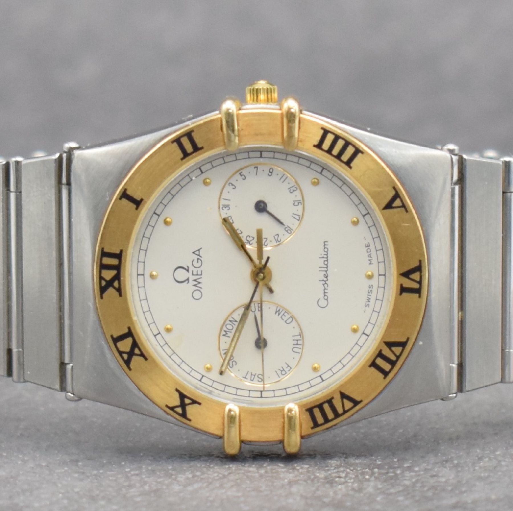Detail a: OMEGA Constellation Armbanduhr mit Tag & Datum, Schweiz um 1995, quarz, Edelstahlgeh., Goldlünette m. röm. Zahlen, Boden aufgedr., orig. ...