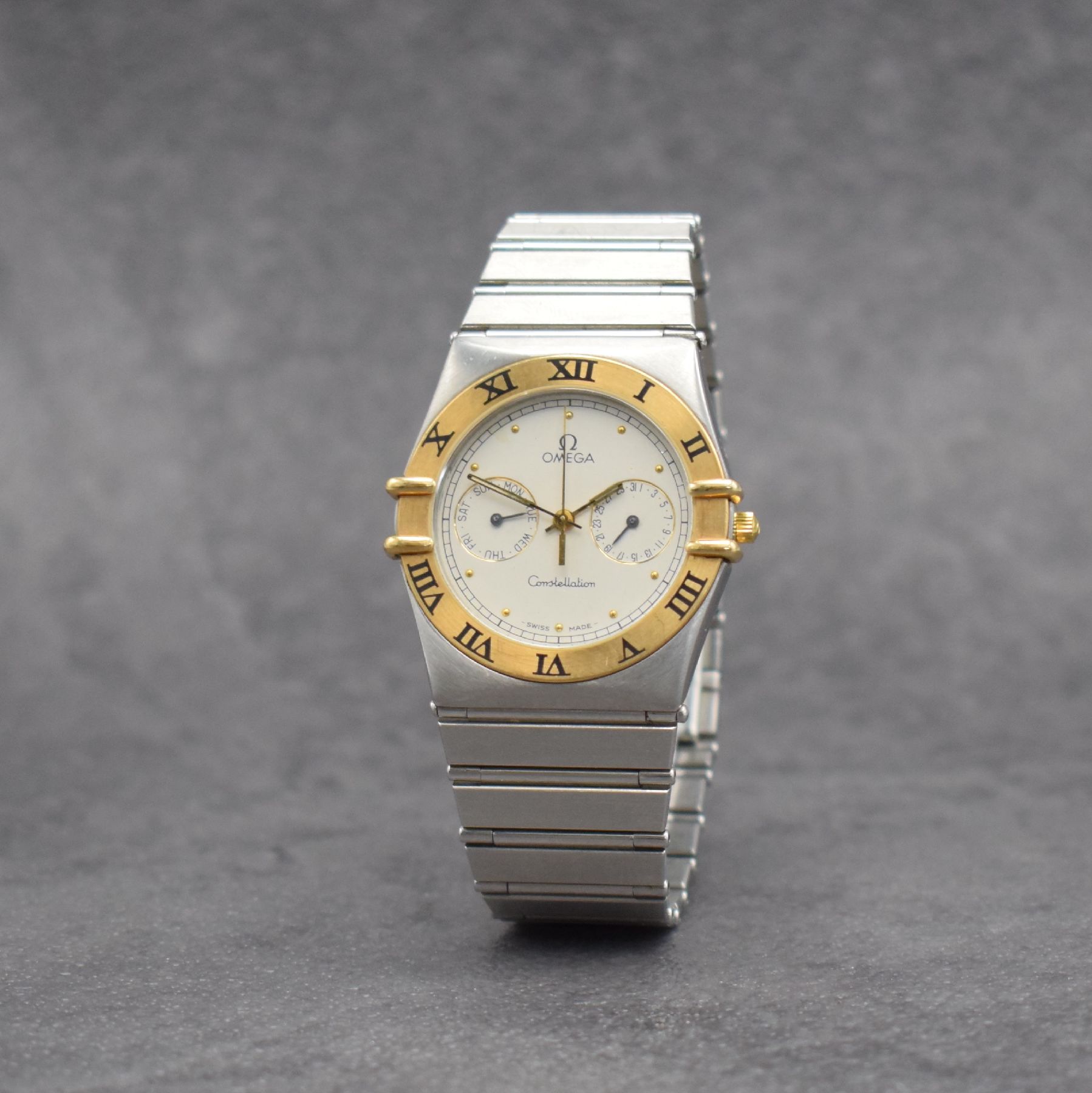 Detail b: OMEGA Constellation Armbanduhr mit Tag & Datum, Schweiz um 1995, quarz, Edelstahlgeh., Goldlünette m. röm. Zahlen, Boden aufgedr., orig. ...
