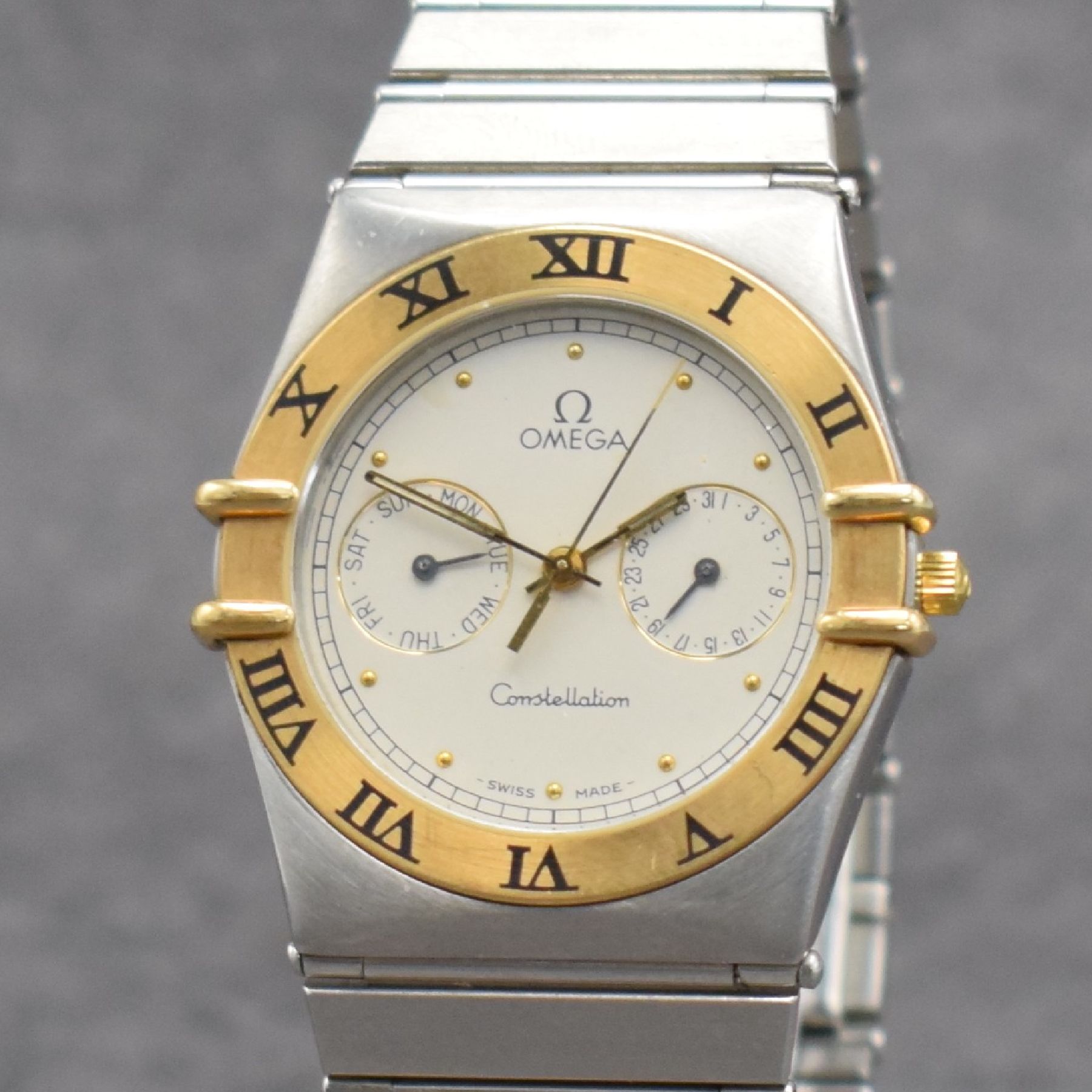 Detail c: OMEGA Constellation Armbanduhr mit Tag & Datum, Schweiz um 1995, quarz, Edelstahlgeh., Goldlünette m. röm. Zahlen, Boden aufgedr., orig. ...