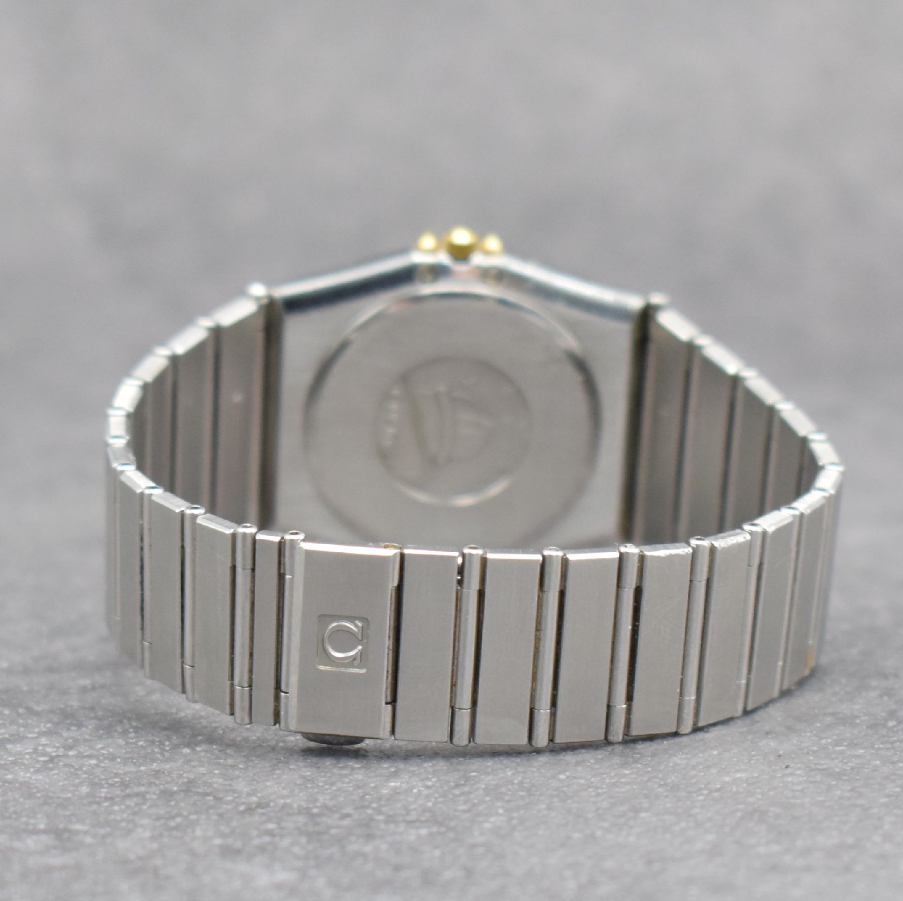 Detail d: OMEGA Constellation Armbanduhr mit Tag & Datum, Schweiz um 1995, quarz, Edelstahlgeh., Goldlünette m. röm. Zahlen, Boden aufgedr., orig. ...