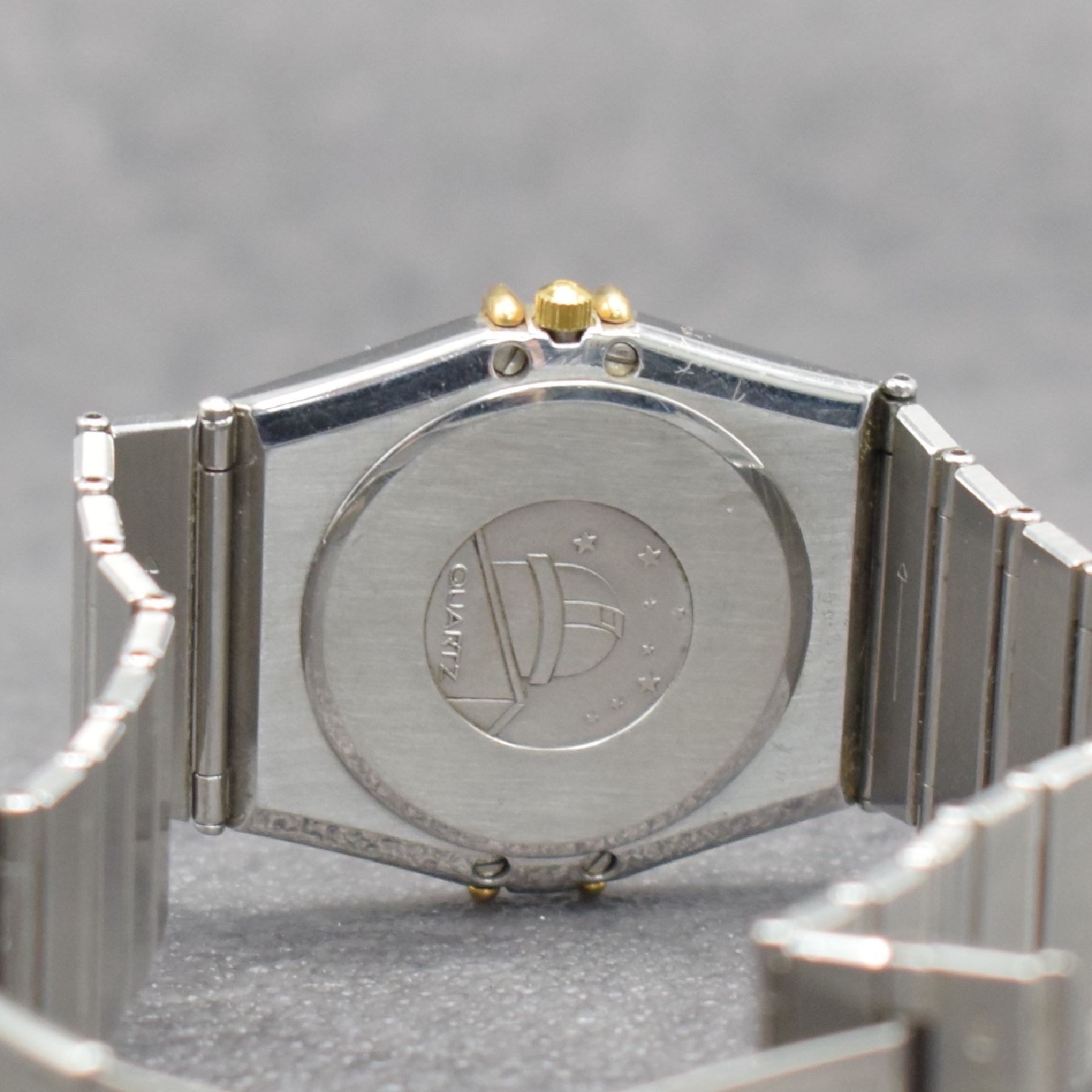 Detail f: OMEGA Constellation Armbanduhr mit Tag & Datum, Schweiz um 1995, quarz, Edelstahlgeh., Goldlünette m. röm. Zahlen, Boden aufgedr., orig. ...