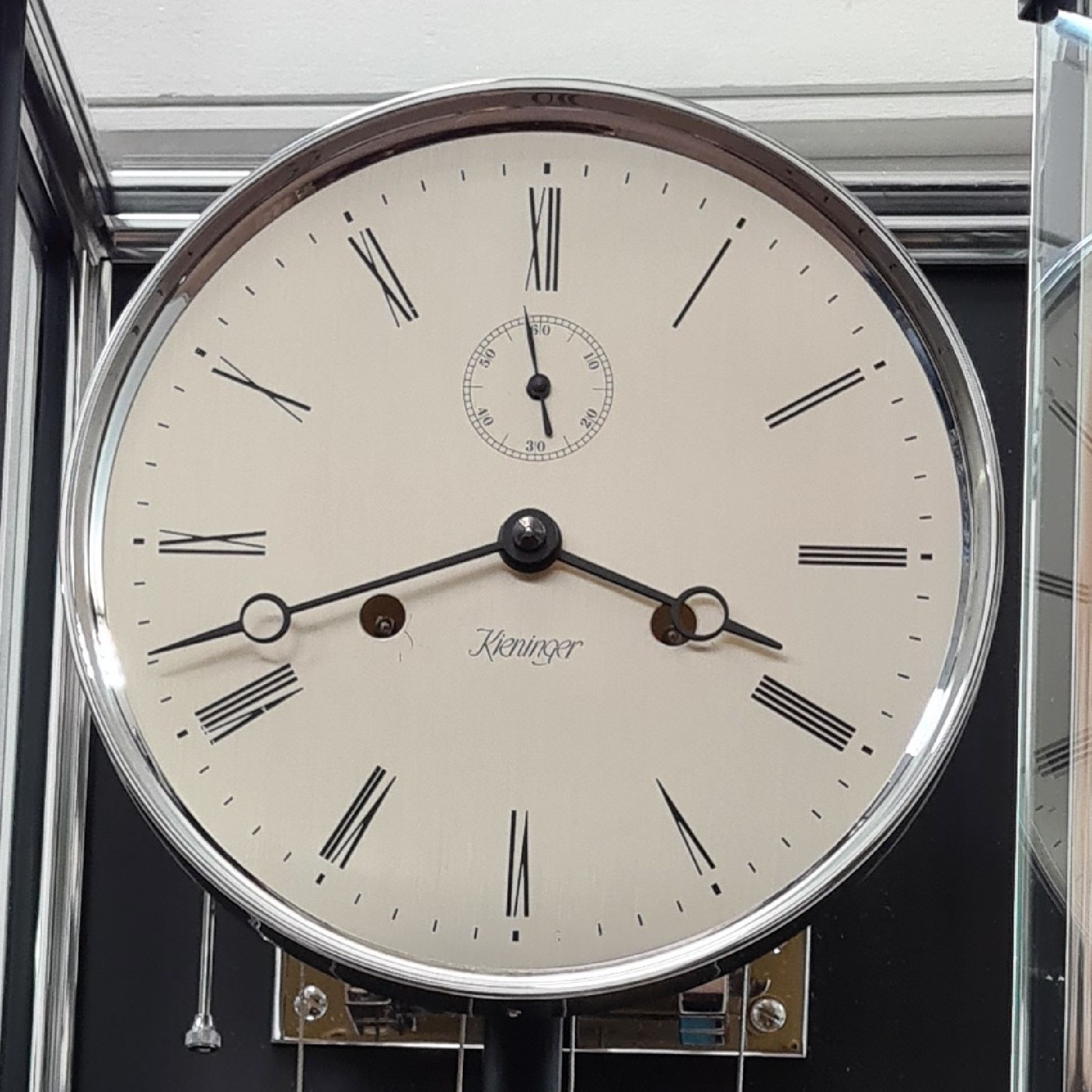 Detail a: KIENINGER moderner 8-Tage Seilzug-Regulator mit Halbstundenschlag, Deutschland um 2000, 5-seitig vergl. Aluminiumgehäuse, poliert, silb. Zifferbl. ...