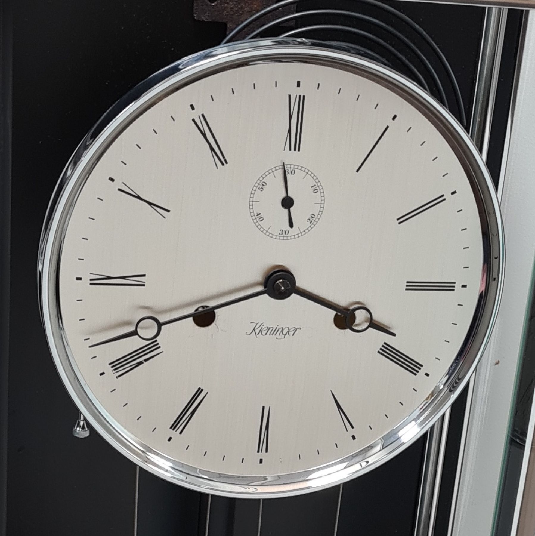 Detail b: KIENINGER moderner 8-Tage Seilzug-Regulator mit Halbstundenschlag, Deutschland um 2000, 5-seitig vergl. Aluminiumgehäuse, poliert, silb. Zifferbl. ...