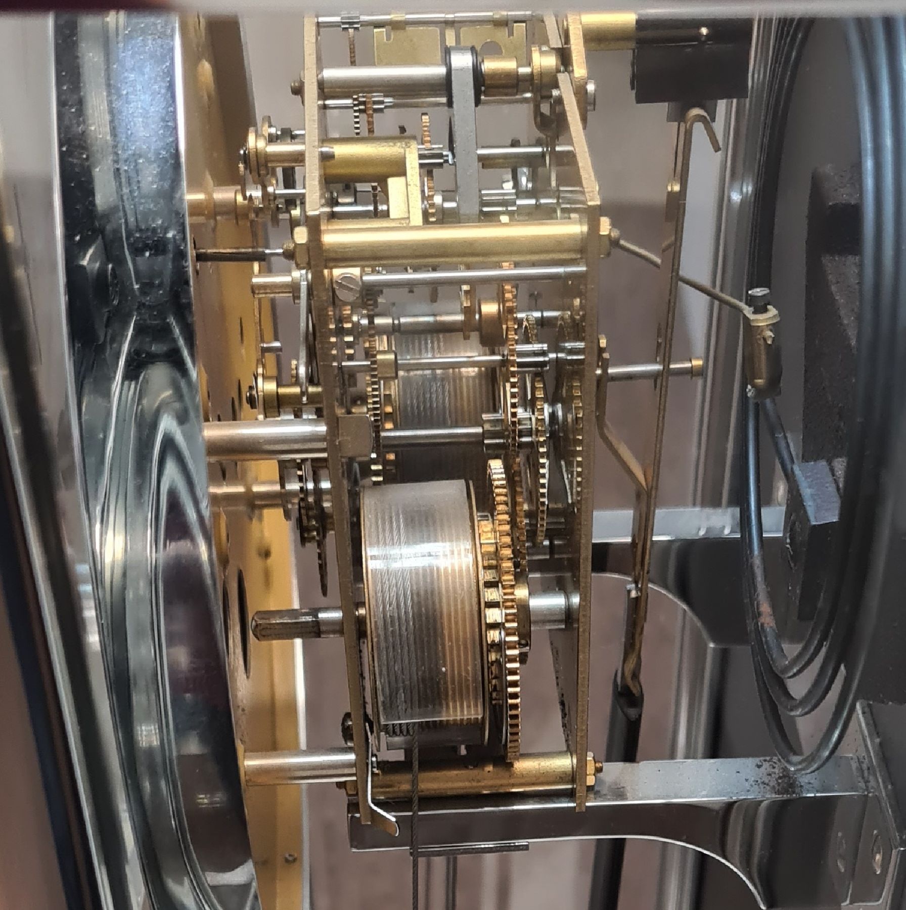 Detail c: KIENINGER moderner 8-Tage Seilzug-Regulator mit Halbstundenschlag, Deutschland um 2000, 5-seitig vergl. Aluminiumgehäuse, poliert, silb. Zifferbl. ...
