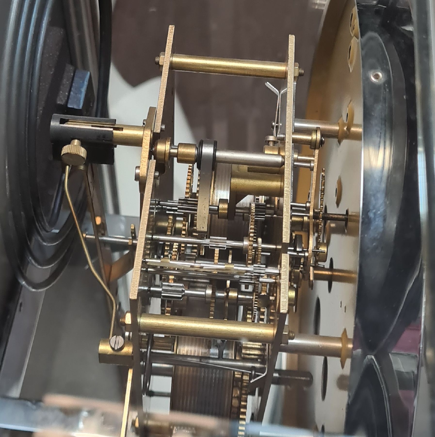 Detail d: KIENINGER moderner 8-Tage Seilzug-Regulator mit Halbstundenschlag, Deutschland um 2000, 5-seitig vergl. Aluminiumgehäuse, poliert, silb. Zifferbl. ...