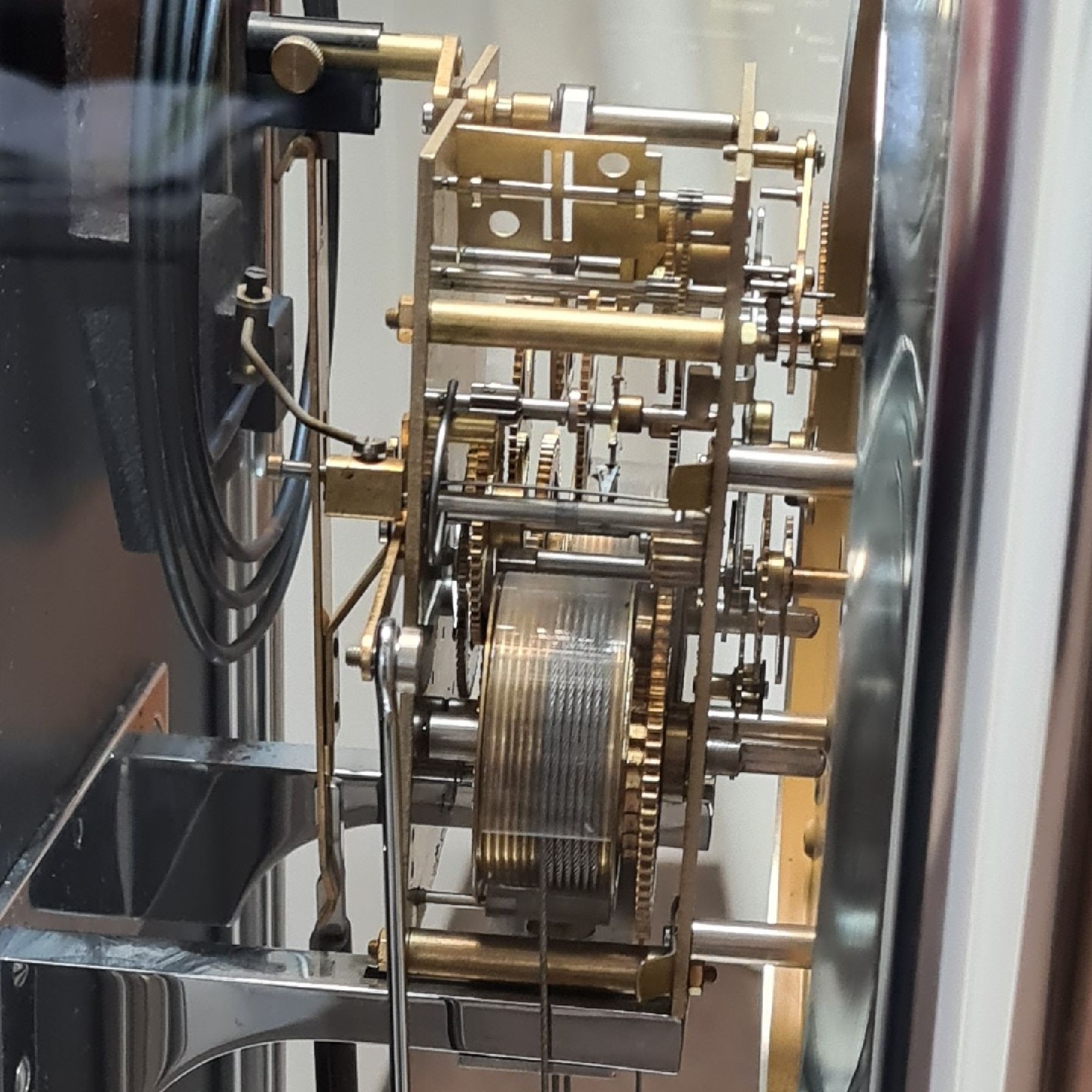 Detail e: KIENINGER moderner 8-Tage Seilzug-Regulator mit Halbstundenschlag, Deutschland um 2000, 5-seitig vergl. Aluminiumgehäuse, poliert, silb. Zifferbl. ...
