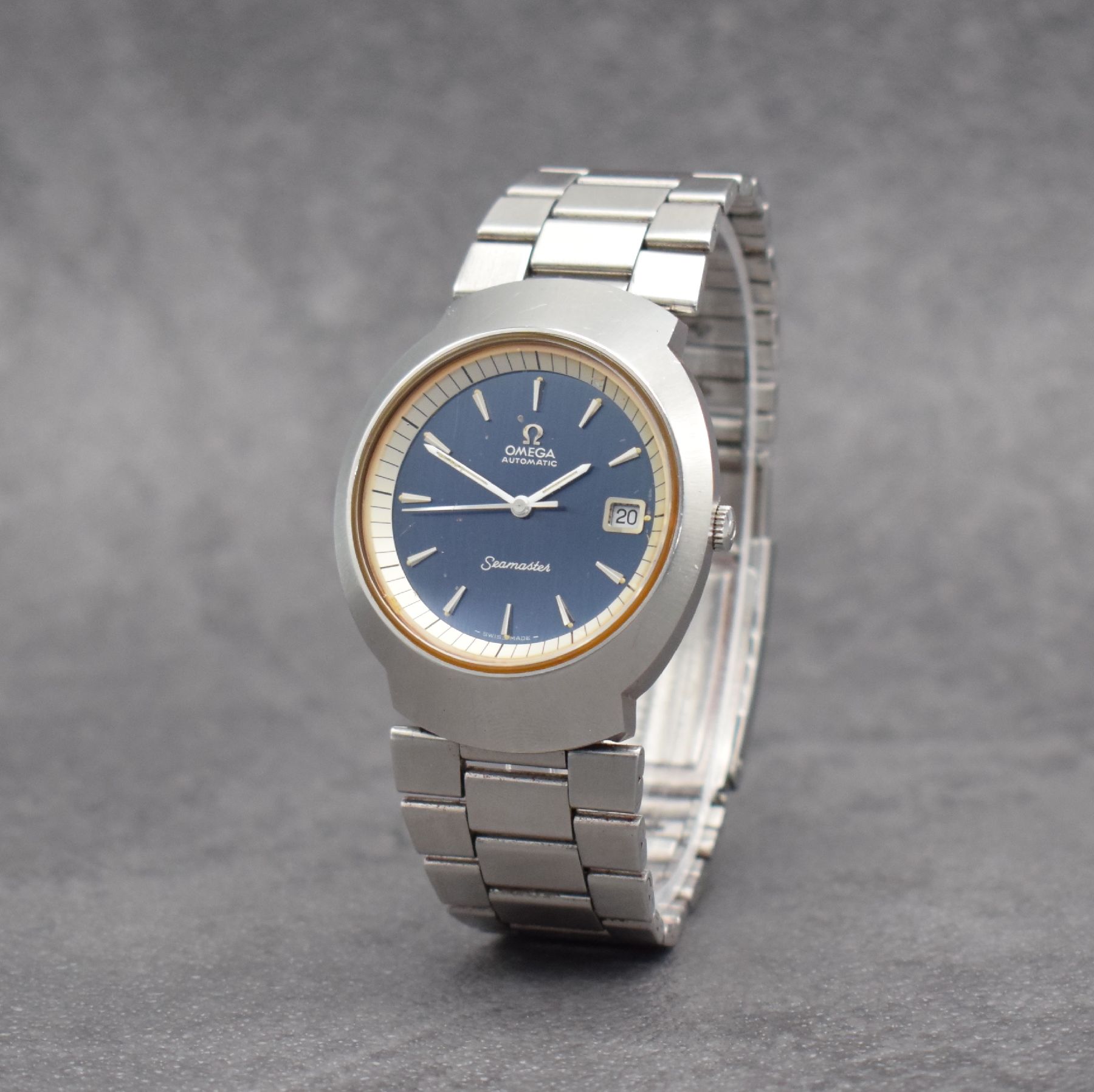 Detail b: OMEGA Herrenarmbanduhr Modell Seamaster, Automatik, Ref.-Nr. 166.090, Schweiz um 1971, mass. Edelstahlgeh. inkl. neutr. Gliederband, Boden m. ...