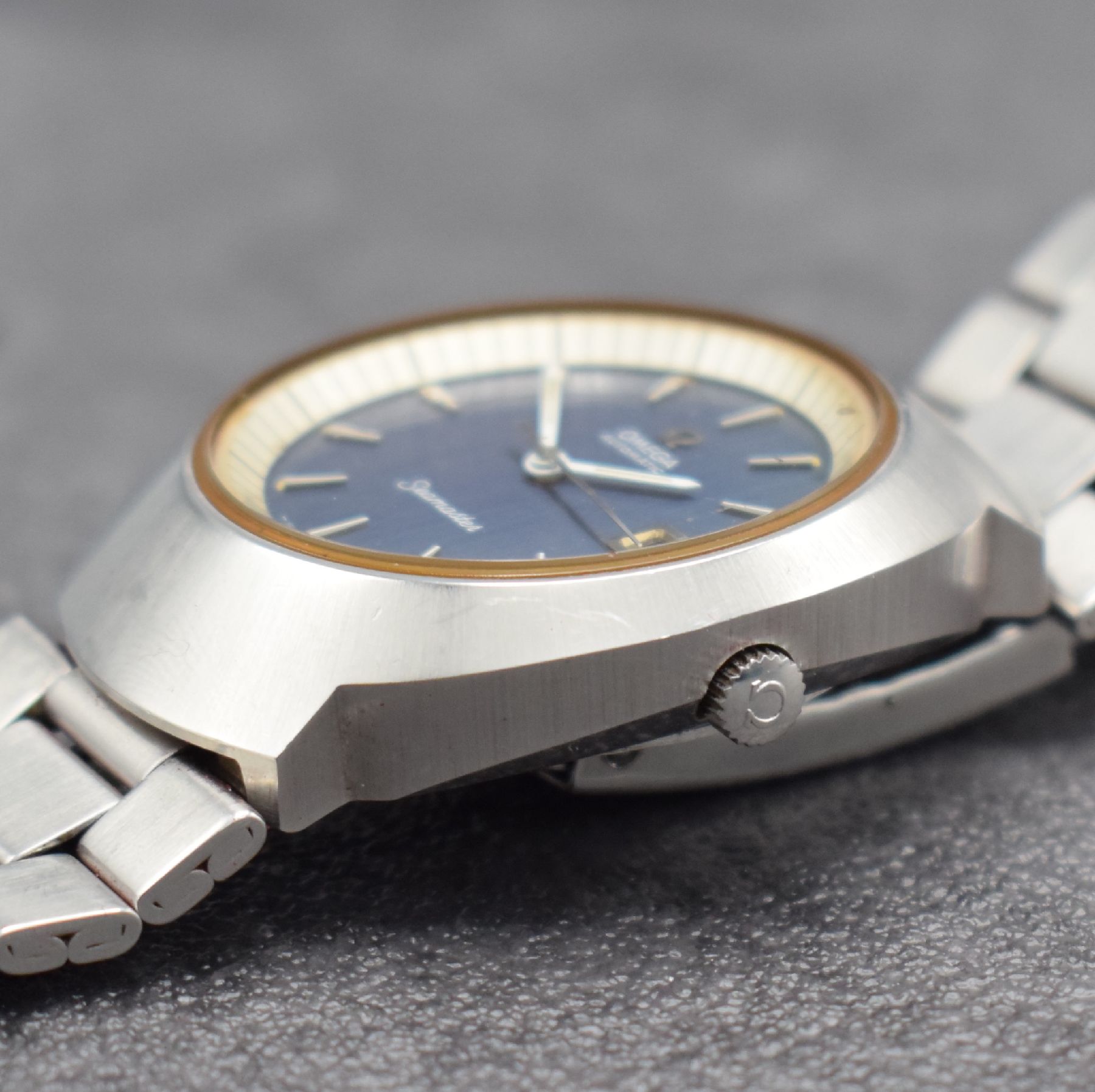 Detail d: OMEGA Herrenarmbanduhr Modell Seamaster, Automatik, Ref.-Nr. 166.090, Schweiz um 1971, mass. Edelstahlgeh. inkl. neutr. Gliederband, Boden m. ...