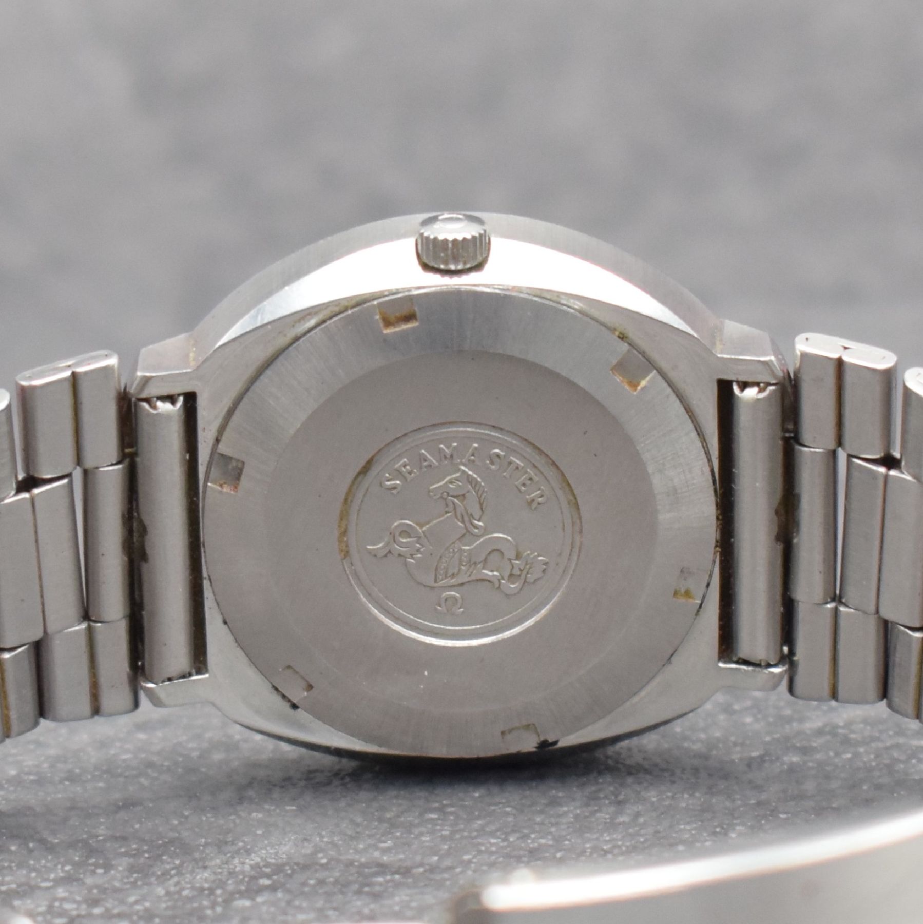 Detail e: OMEGA Herrenarmbanduhr Modell Seamaster, Automatik, Ref.-Nr. 166.090, Schweiz um 1971, mass. Edelstahlgeh. inkl. neutr. Gliederband, Boden m. ...