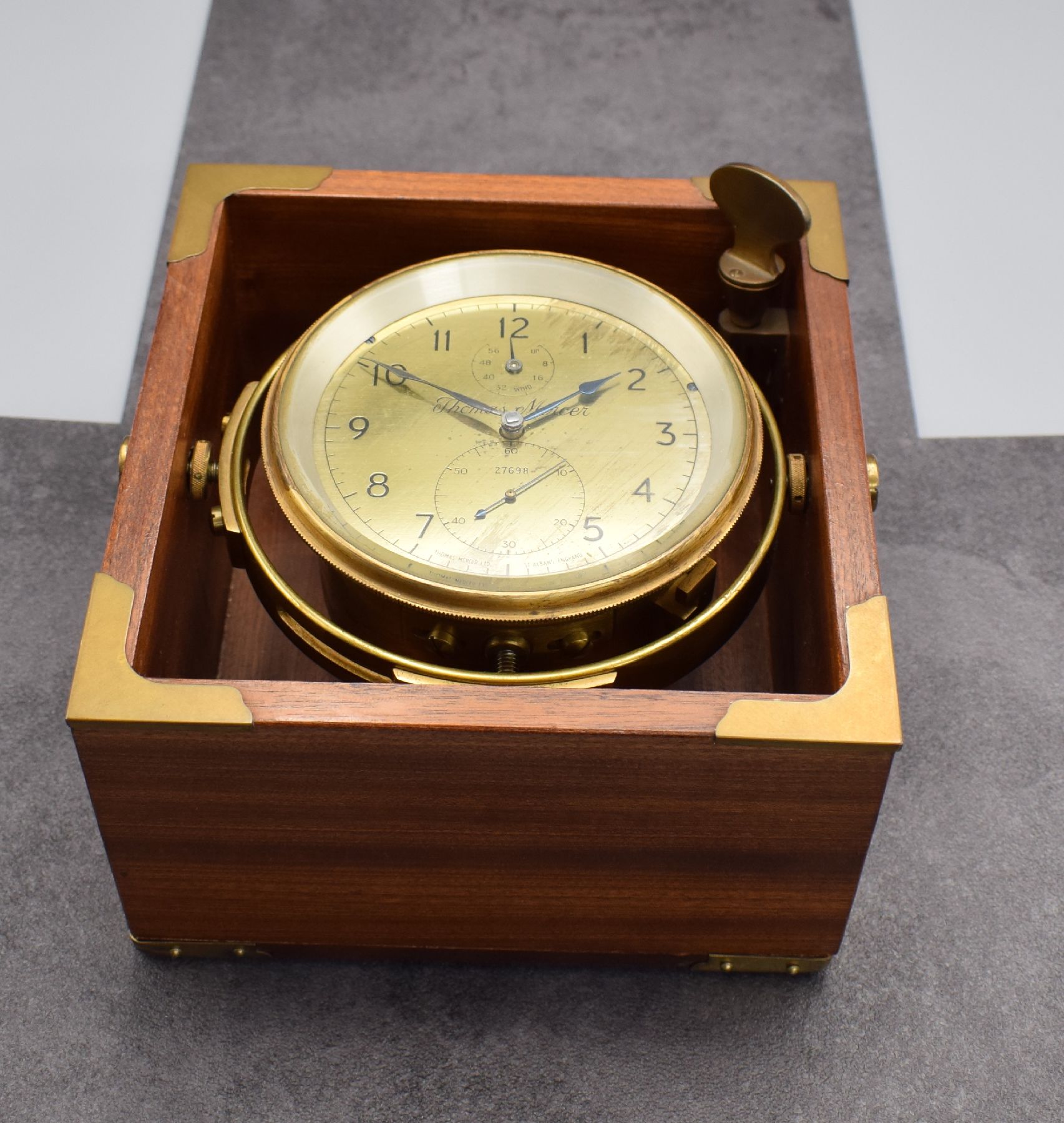 Detail a: THOMAS MERCER Marinechronometer Nr. 27698, England um 1960, kardanisch aufgehängtes Messinggeh. in neutr. Holzkiste, Lünette verschr., ...