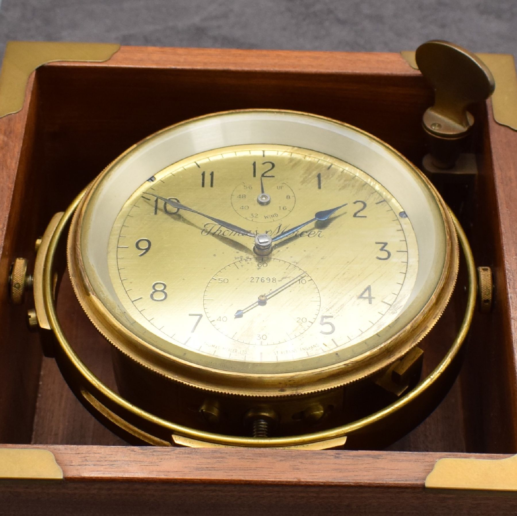 Detail b: THOMAS MERCER Marinechronometer Nr. 27698, England um 1960, kardanisch aufgehängtes Messinggeh. in neutr. Holzkiste, Lünette verschr., ...