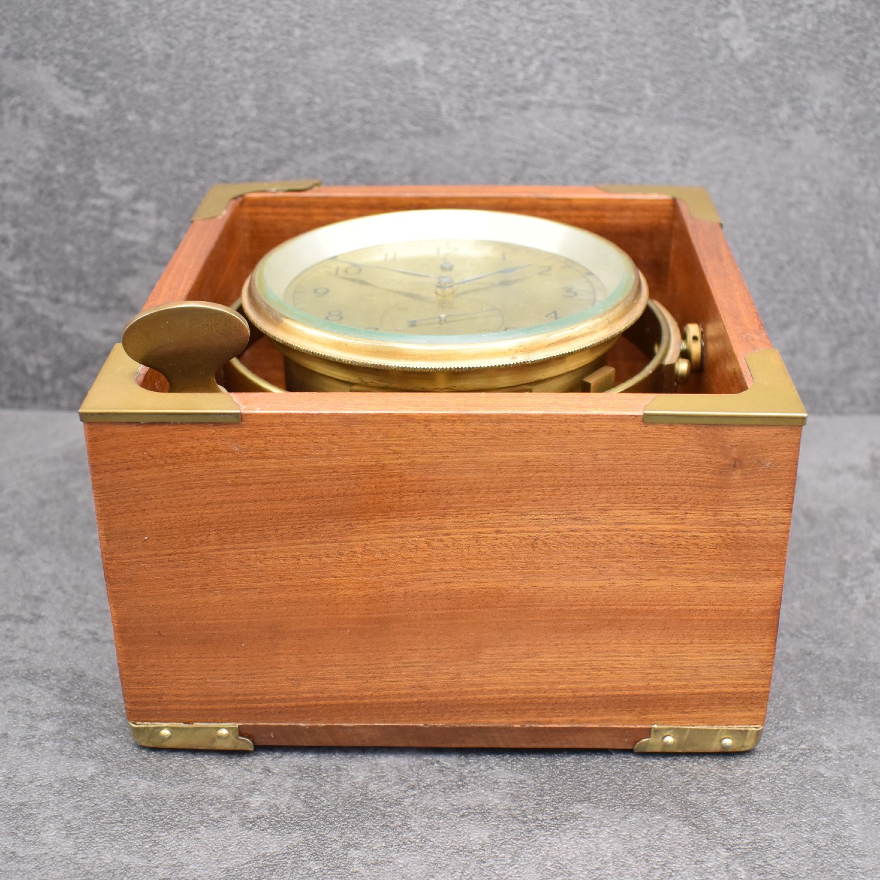 Detail c: THOMAS MERCER Marinechronometer Nr. 27698, England um 1960, kardanisch aufgehängtes Messinggeh. in neutr. Holzkiste, Lünette verschr., ...