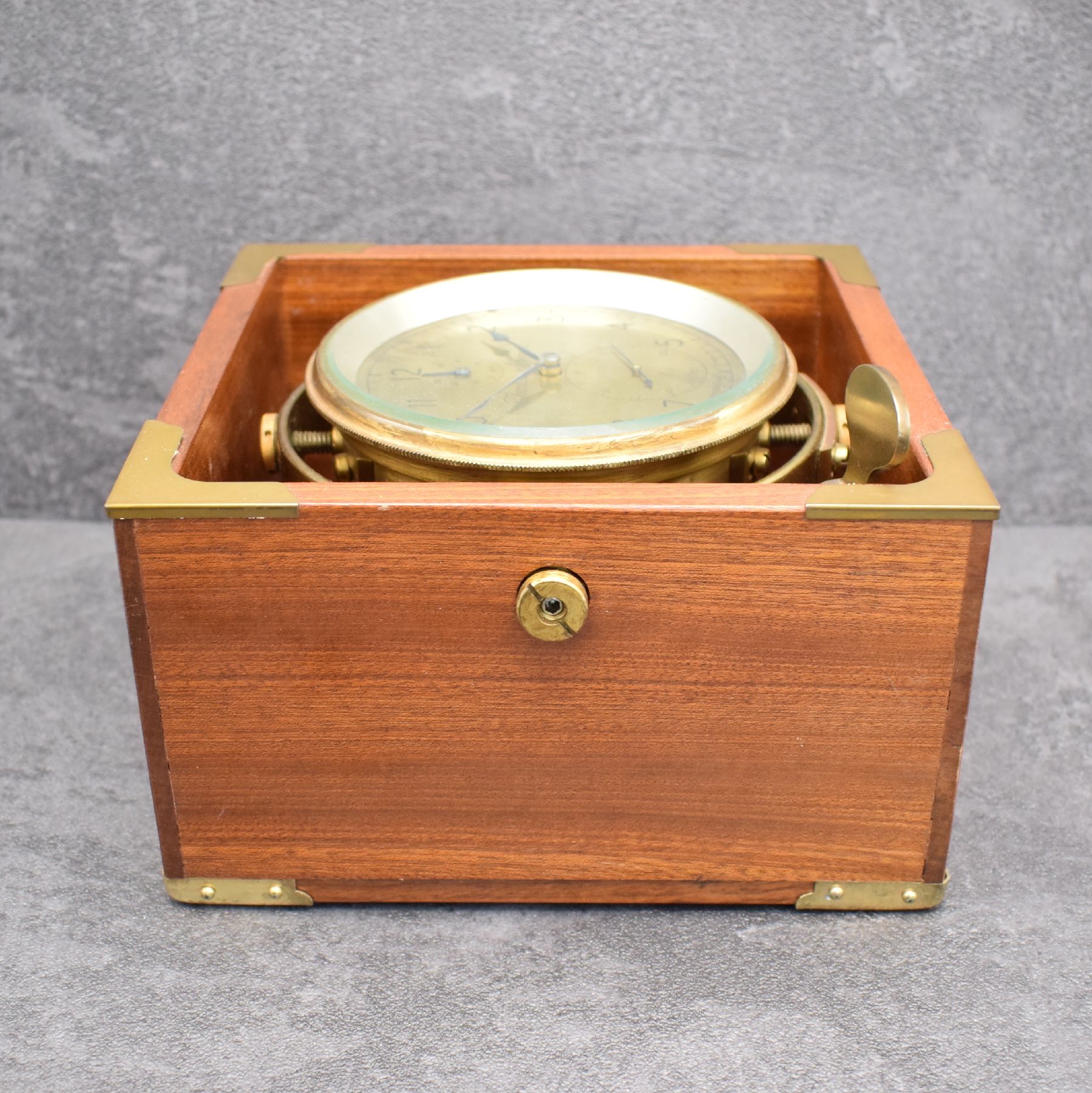 Detail d: THOMAS MERCER Marinechronometer Nr. 27698, England um 1960, kardanisch aufgehängtes Messinggeh. in neutr. Holzkiste, Lünette verschr., ...