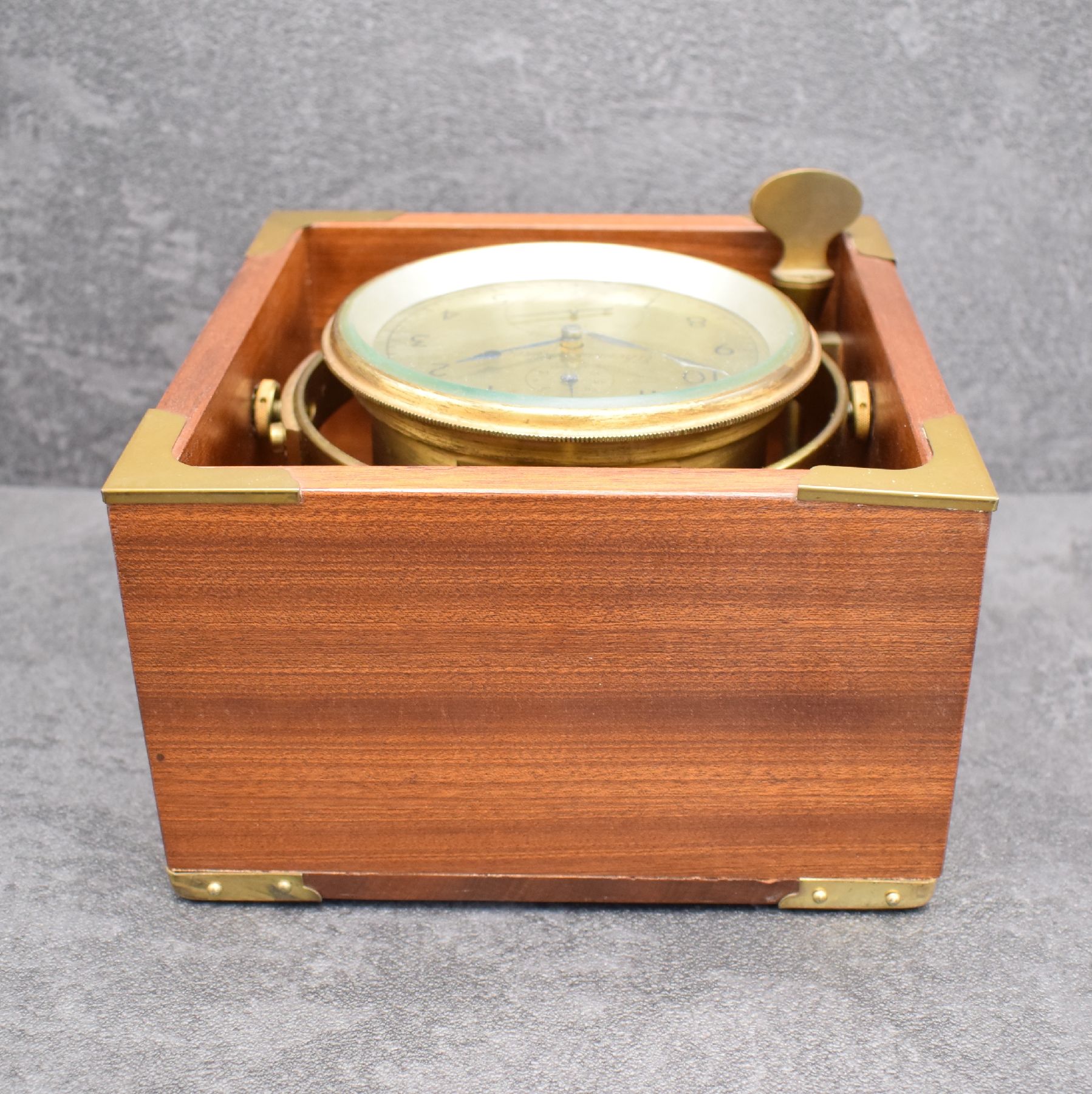 Detail e: THOMAS MERCER Marinechronometer Nr. 27698, England um 1960, kardanisch aufgehängtes Messinggeh. in neutr. Holzkiste, Lünette verschr., ...