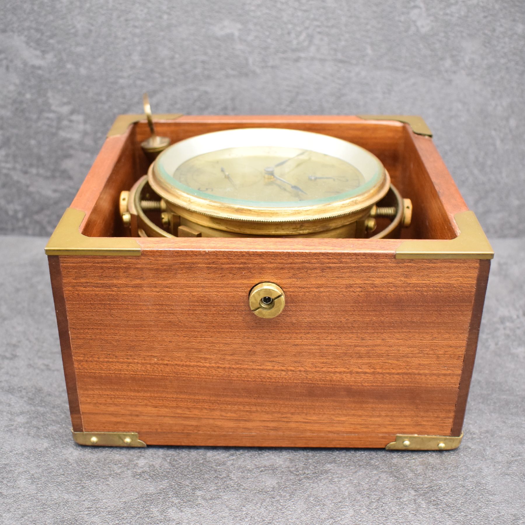 Detail f: THOMAS MERCER Marinechronometer Nr. 27698, England um 1960, kardanisch aufgehängtes Messinggeh. in neutr. Holzkiste, Lünette verschr., ...
