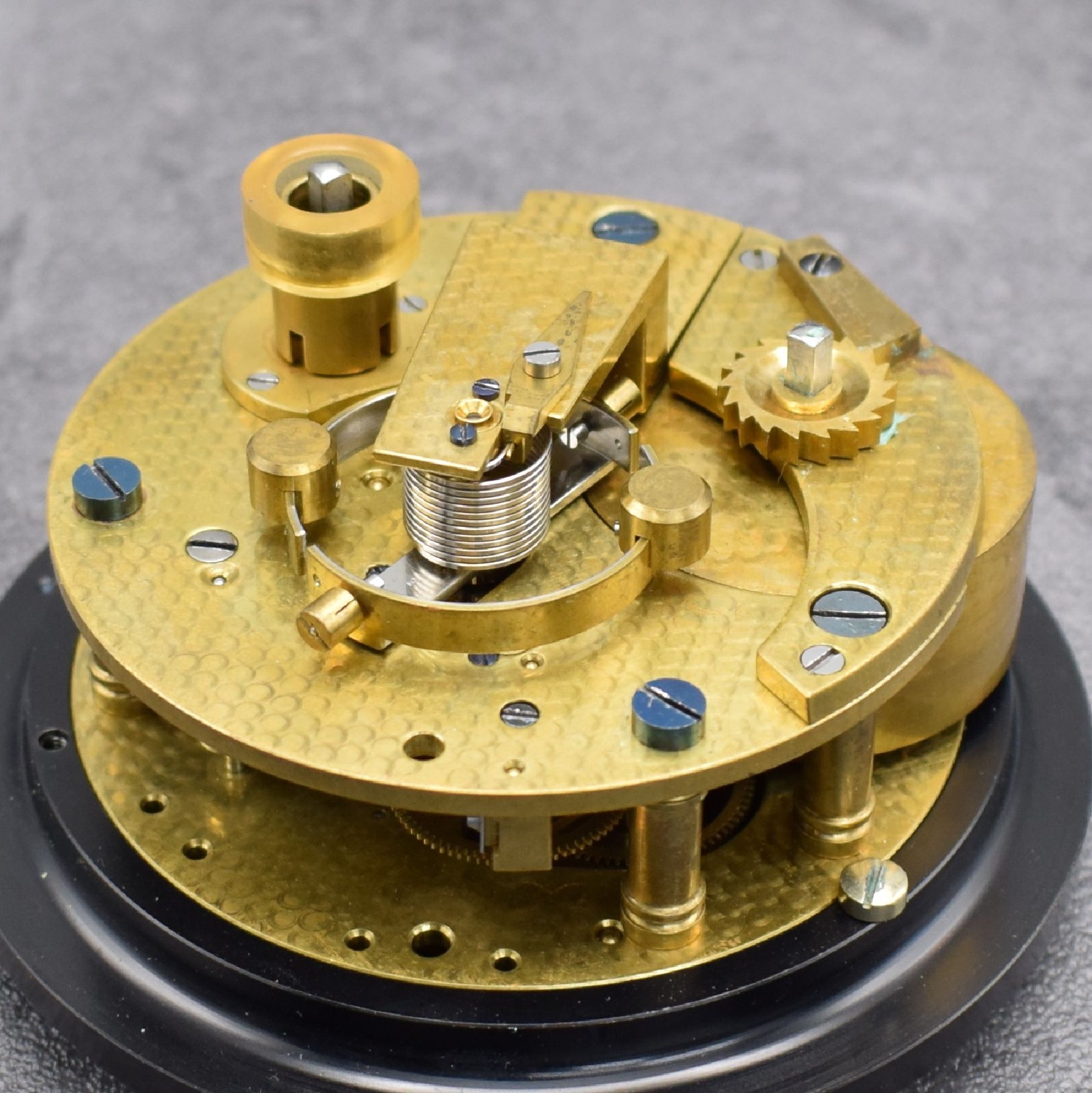 Detail g: THOMAS MERCER Marinechronometer Nr. 27698, England um 1960, kardanisch aufgehängtes Messinggeh. in neutr. Holzkiste, Lünette verschr., ...