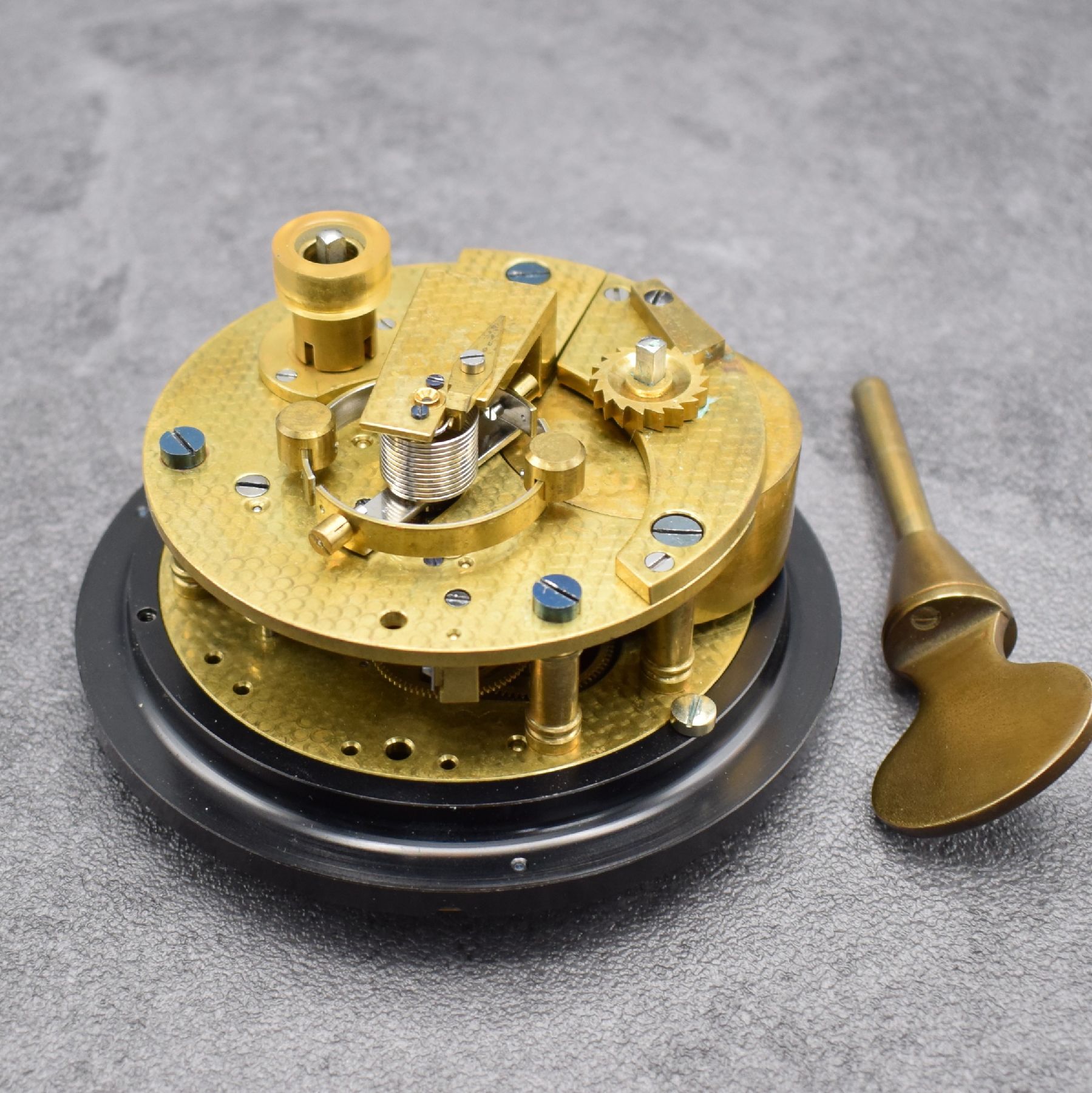 Detail h: THOMAS MERCER Marinechronometer Nr. 27698, England um 1960, kardanisch aufgehängtes Messinggeh. in neutr. Holzkiste, Lünette verschr., ...