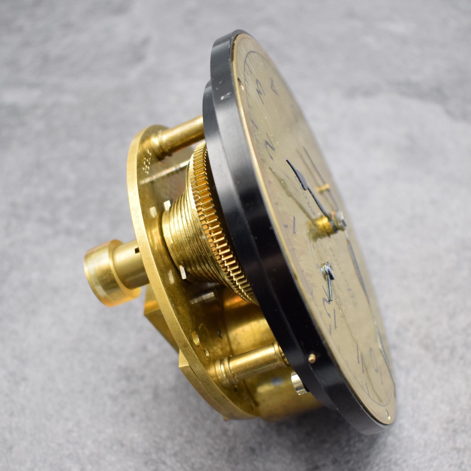 Detail j: THOMAS MERCER Marinechronometer Nr. 27698, England um 1960, kardanisch aufgehängtes Messinggeh. in neutr. Holzkiste, Lünette verschr., ...