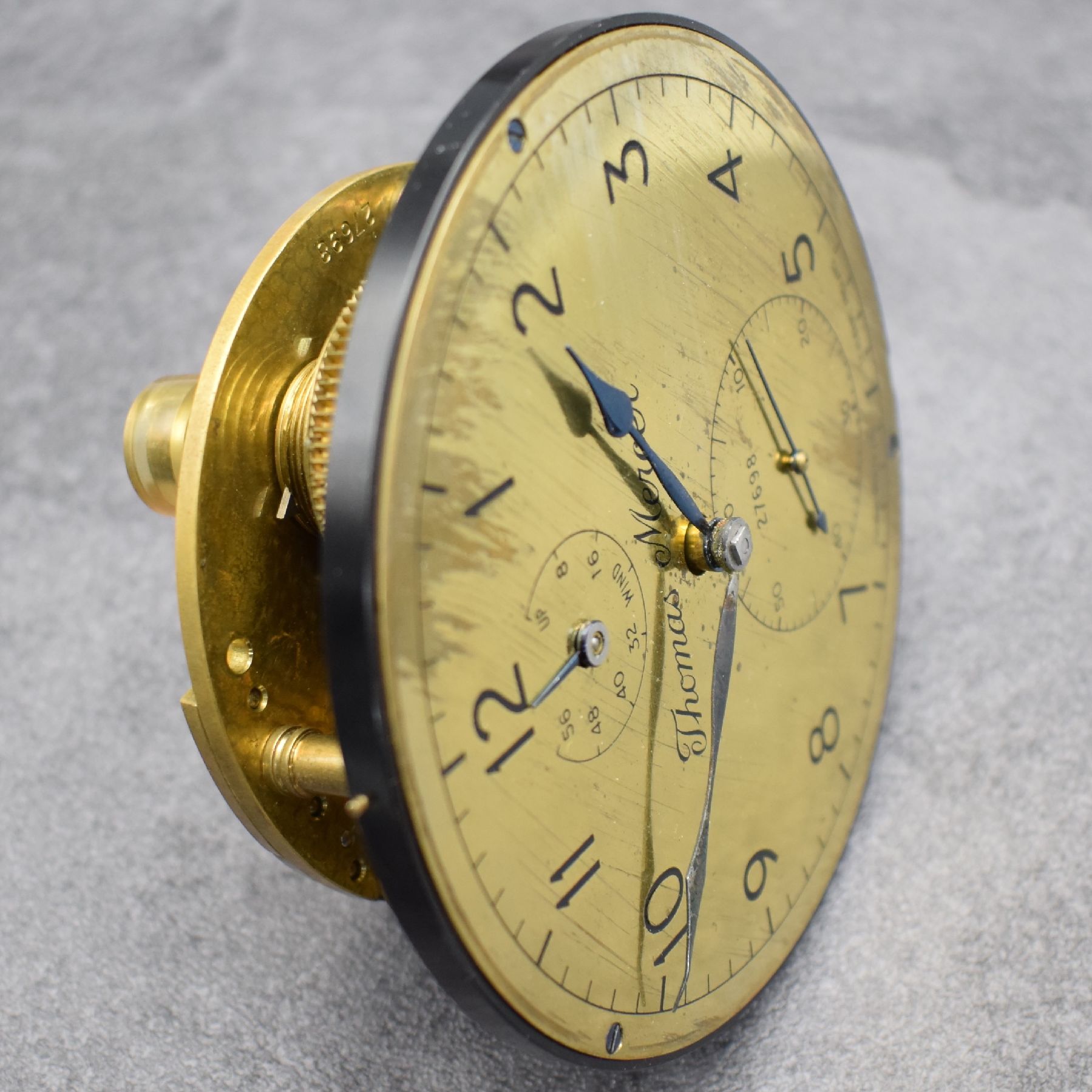 Detail k: THOMAS MERCER Marinechronometer Nr. 27698, England um 1960, kardanisch aufgehängtes Messinggeh. in neutr. Holzkiste, Lünette verschr., ...