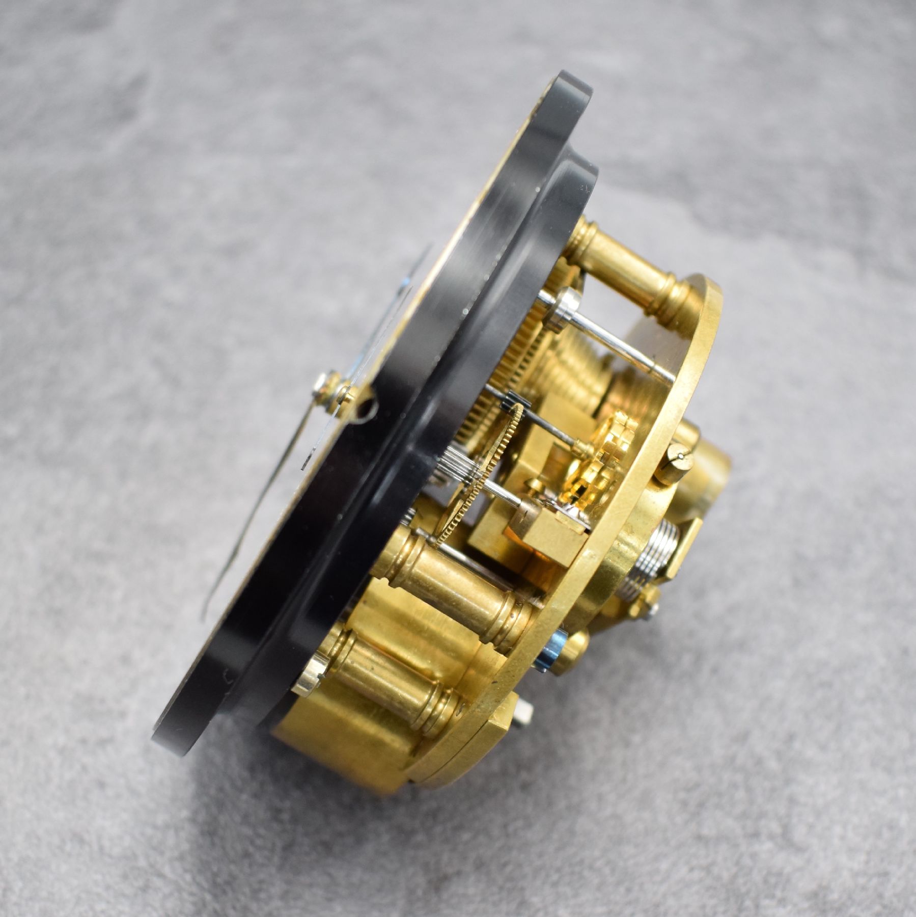 Detail l: THOMAS MERCER Marinechronometer Nr. 27698, England um 1960, kardanisch aufgehängtes Messinggeh. in neutr. Holzkiste, Lünette verschr., ...