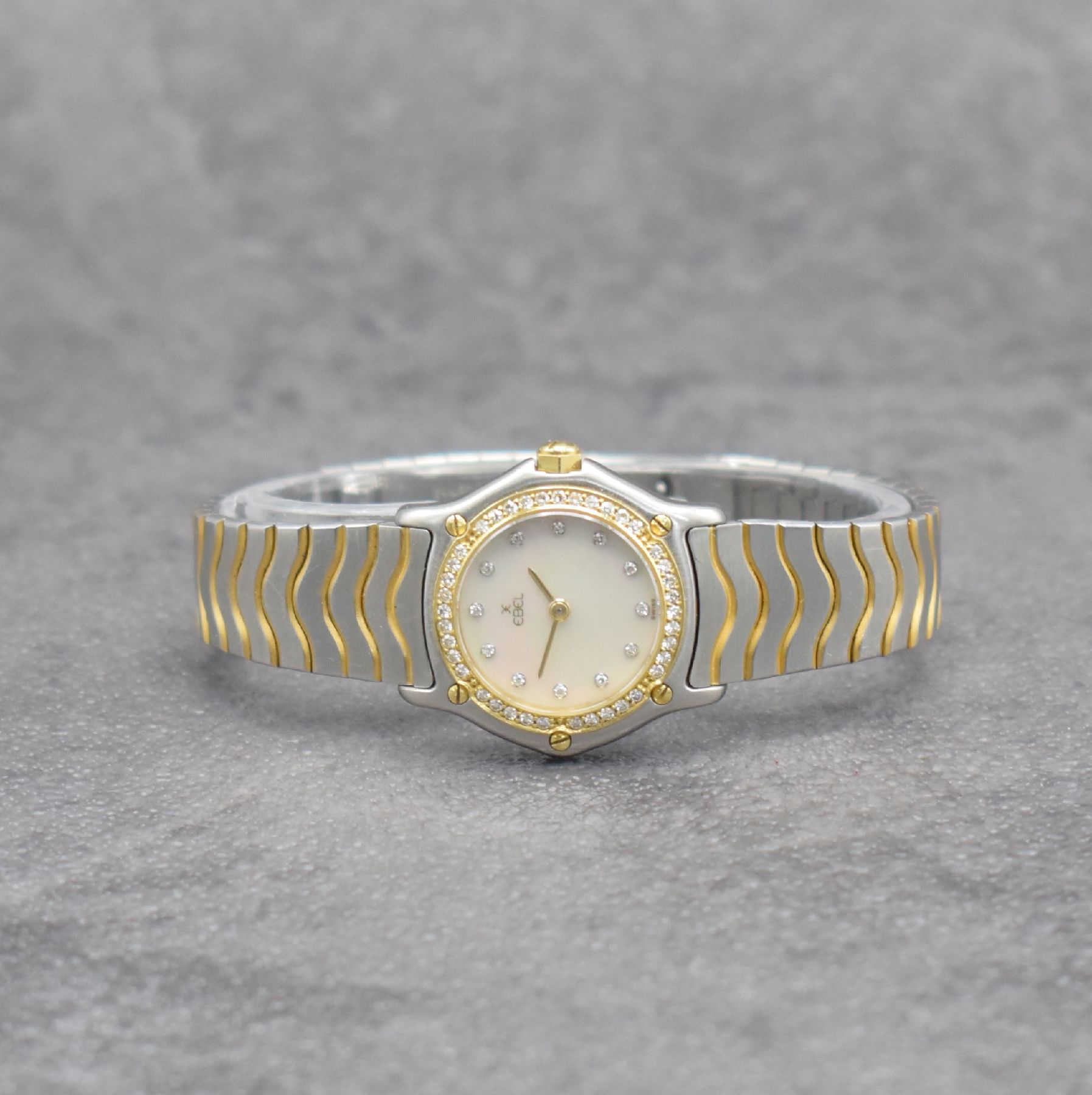 EBEL Damenarmbanduhr Classic Wave, Schweiz um 1995, Ref. 1057902, Edelstahl/Gold kombiniert inkl. Wellengliederband, 5-fach verschr. Lünette wie ...