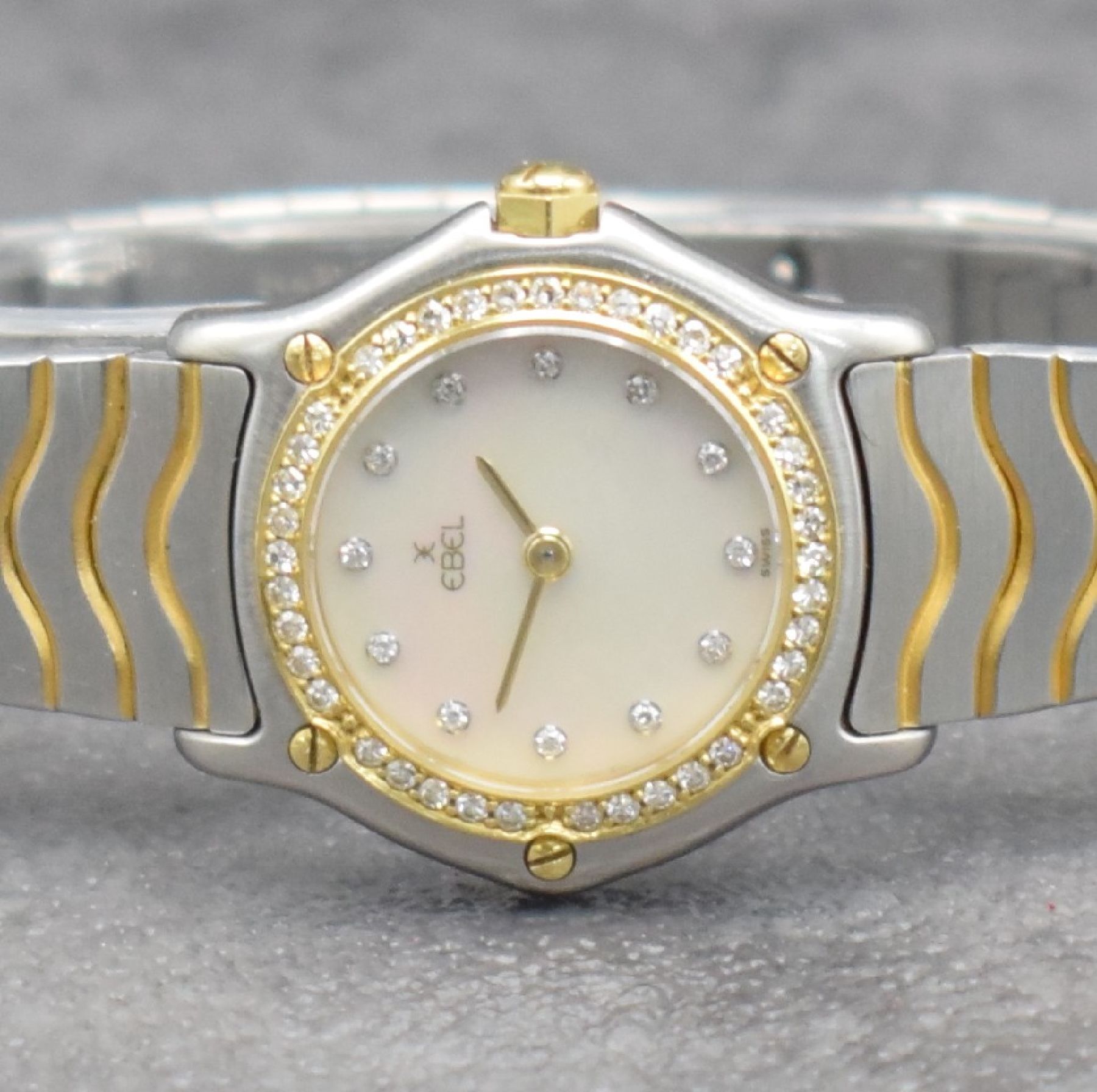 Detail a: EBEL Damenarmbanduhr Classic Wave, Schweiz um 1995, Ref. 1057902, Edelstahl/Gold kombiniert inkl. Wellengliederband, 5-fach verschr. Lünette wie ...
