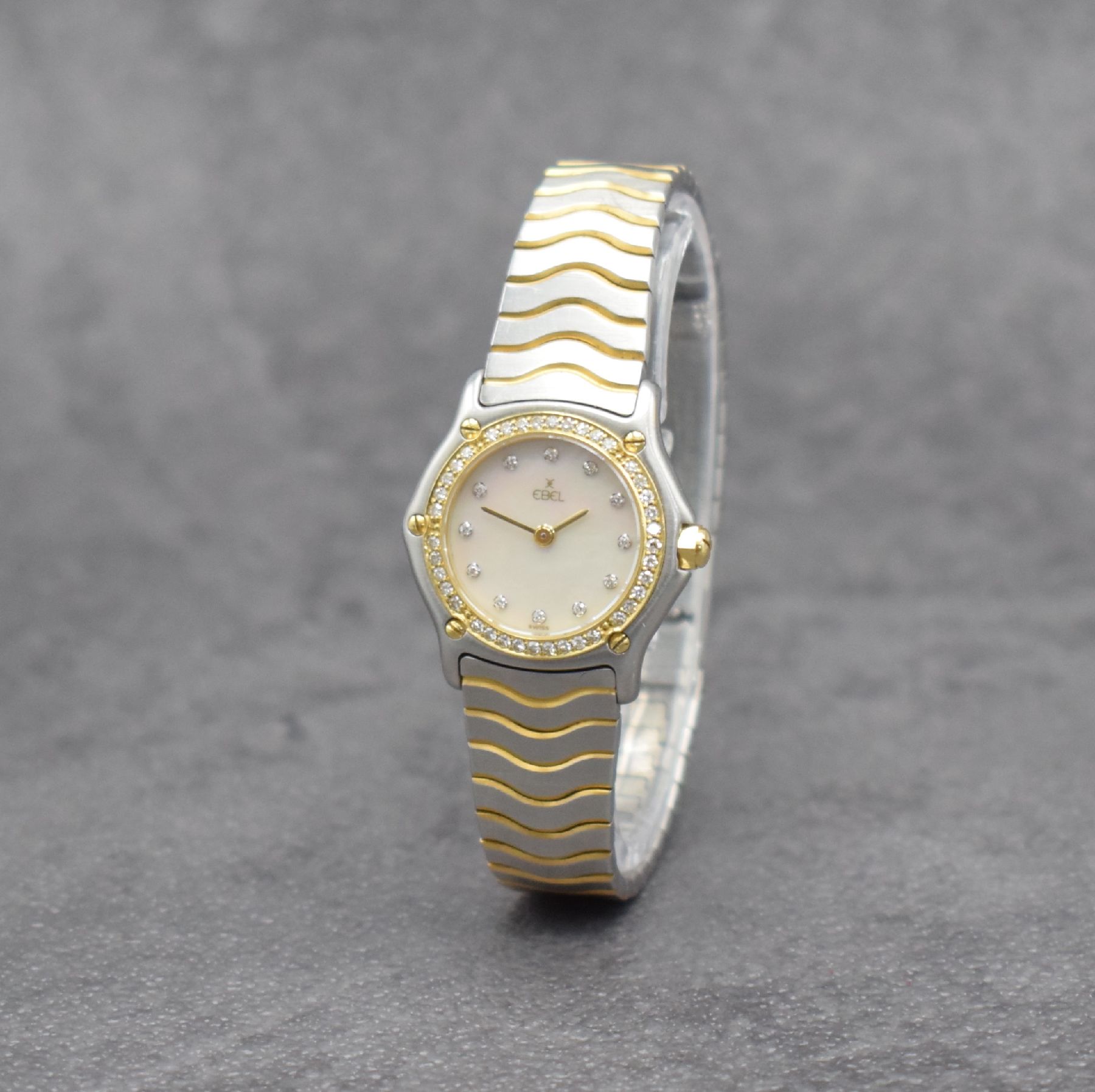 Detail b: EBEL Damenarmbanduhr Classic Wave, Schweiz um 1995, Ref. 1057902, Edelstahl/Gold kombiniert inkl. Wellengliederband, 5-fach verschr. Lünette wie ...