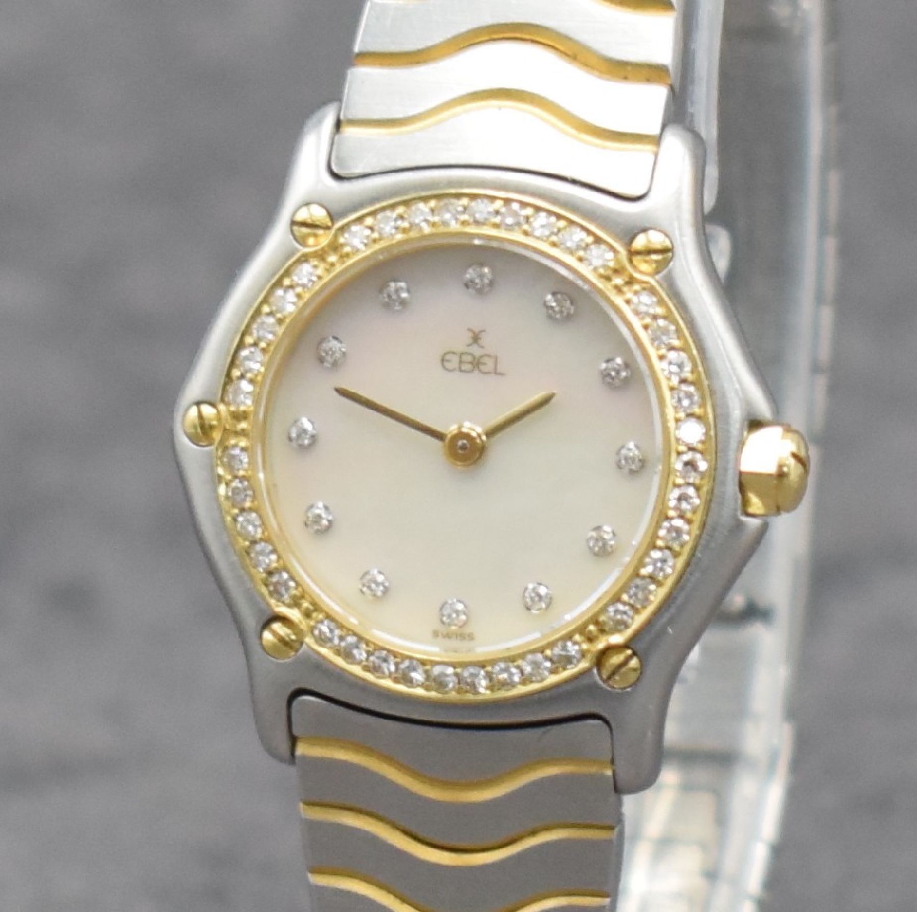 Detail c: EBEL Damenarmbanduhr Classic Wave, Schweiz um 1995, Ref. 1057902, Edelstahl/Gold kombiniert inkl. Wellengliederband, 5-fach verschr. Lünette wie ...