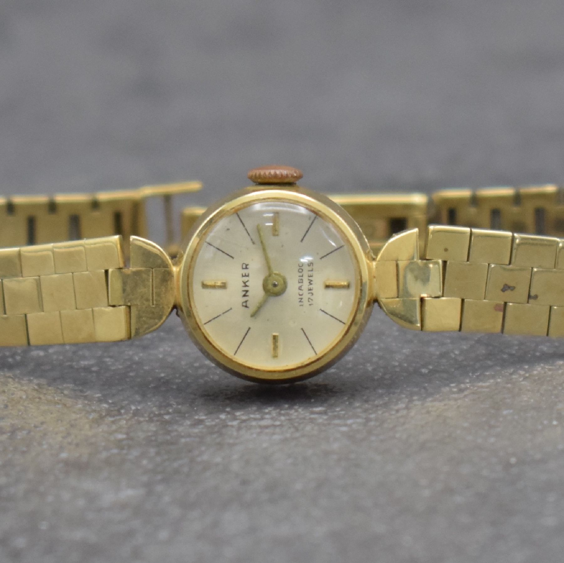 Detail a: ANKER Damenarmbanduhr in GG 585/000, Handaufzug, Schweiz 1960er Hare, Boden aufgedr., silb. Zifferbl. altersbed. fl., Anz. v. Std. & Min., 17 St., ...