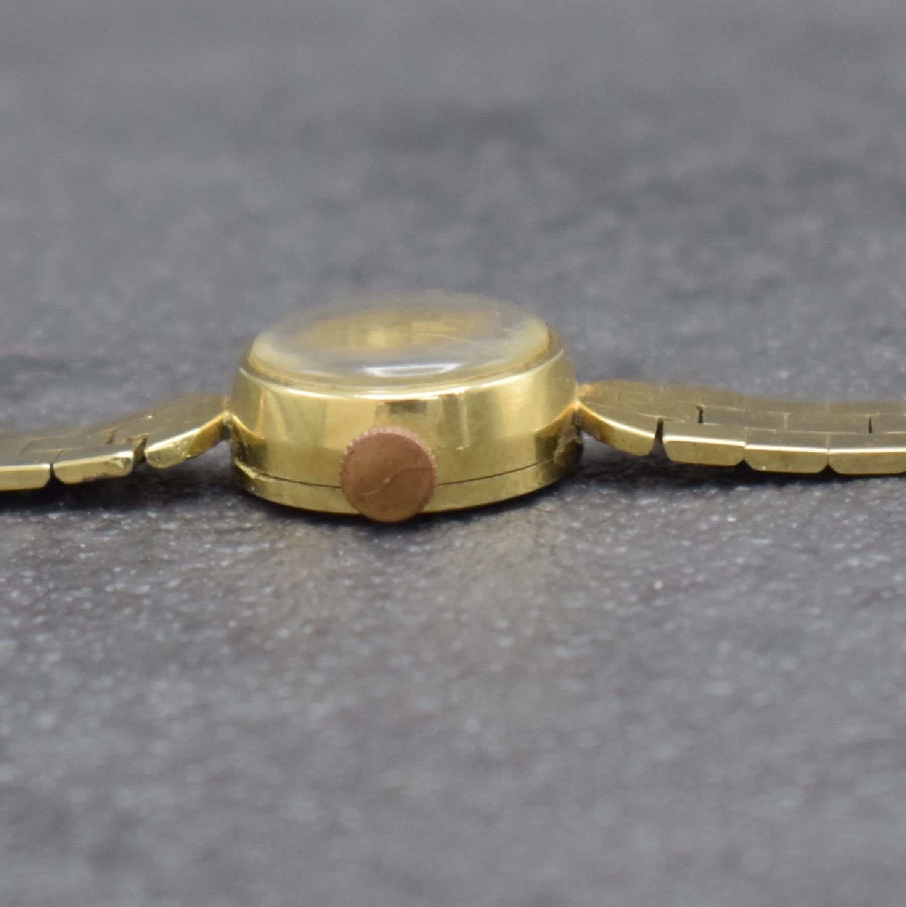 Detail d: ANKER Damenarmbanduhr in GG 585/000, Handaufzug, Schweiz 1960er Hare, Boden aufgedr., silb. Zifferbl. altersbed. fl., Anz. v. Std. & Min., 17 St., ...