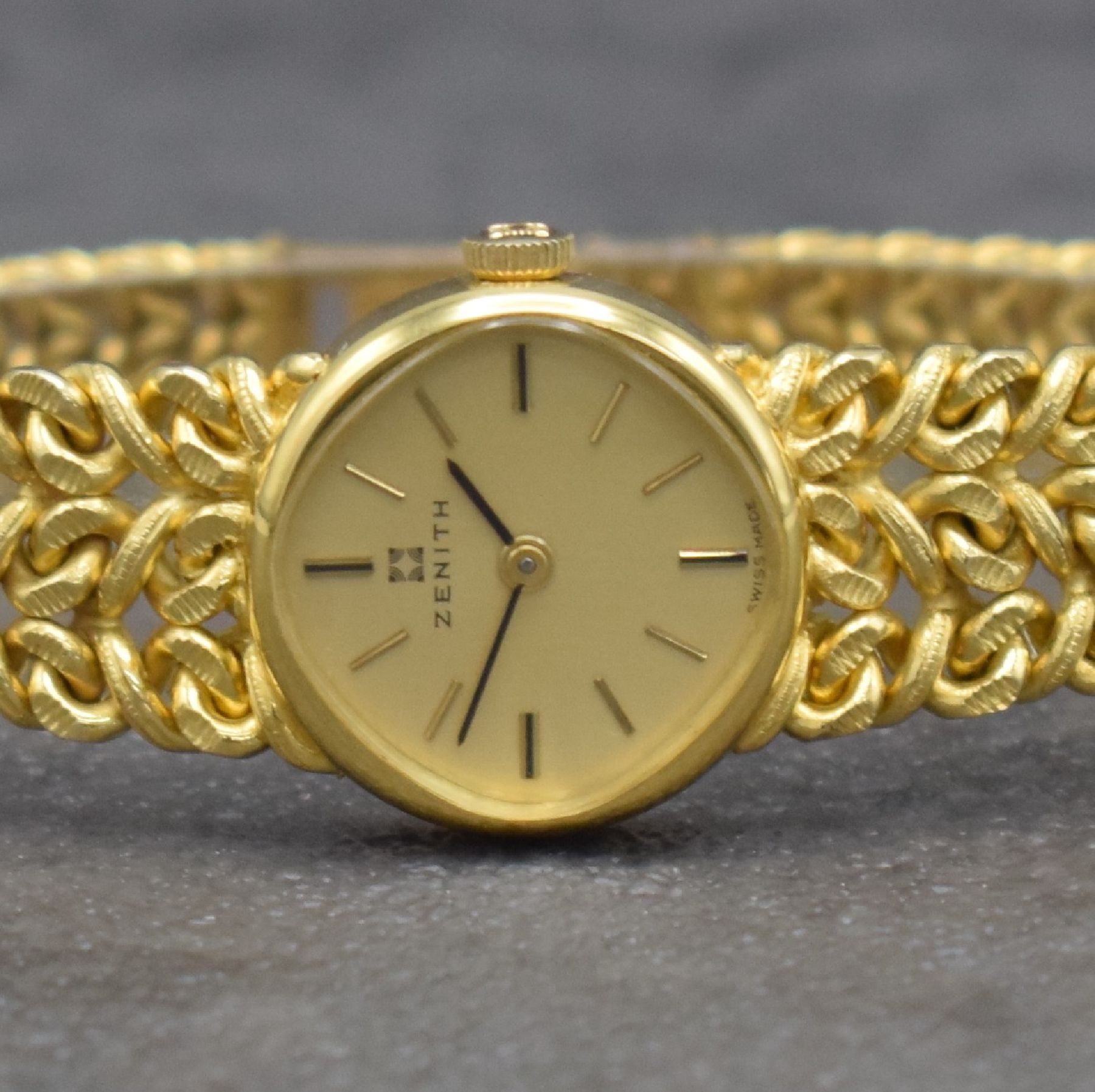 Detail a: ZENITH Damenarmbanduhr in GG 585/000, Handaufzug, Schweiz um 1970, Boden aufgedr., gold. Zifferbl. m. aufgel. Indizes, Anz. v. Std. & Min., Werk ...