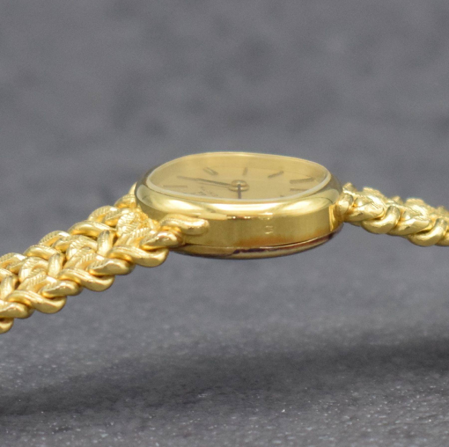 Detail c: ZENITH Damenarmbanduhr in GG 585/000, Handaufzug, Schweiz um 1970, Boden aufgedr., gold. Zifferbl. m. aufgel. Indizes, Anz. v. Std. & Min., Werk ...
