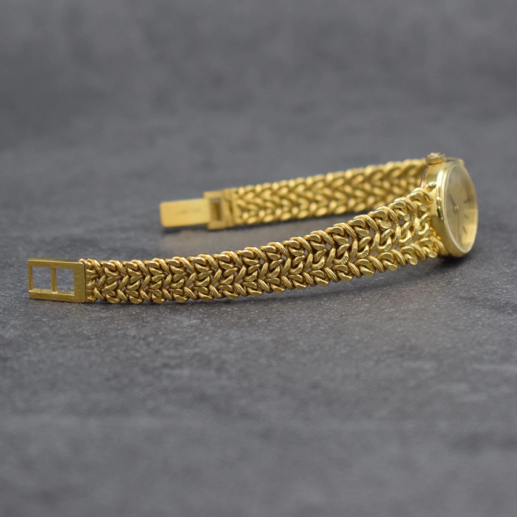 Detail e: ZENITH Damenarmbanduhr in GG 585/000, Handaufzug, Schweiz um 1970, Boden aufgedr., gold. Zifferbl. m. aufgel. Indizes, Anz. v. Std. & Min., Werk ...