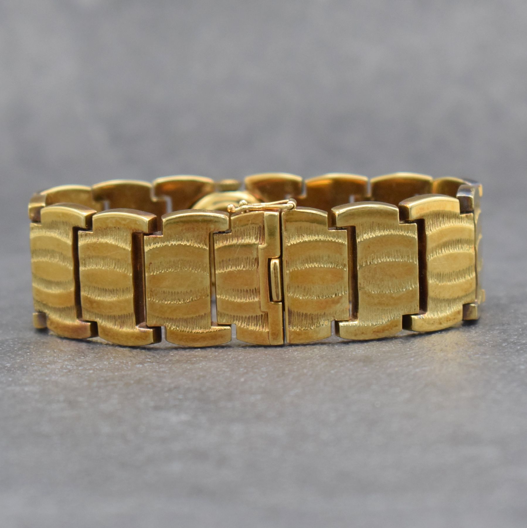 Detail e: DUGENA ausgefallene Damenarmbanduhr in GG 585/000, Handaufzug, Schweiz um 1970, Boden aufgedr., silb. Zifferbl. m. aufgel. Indizes altersbed. l. fl., ...