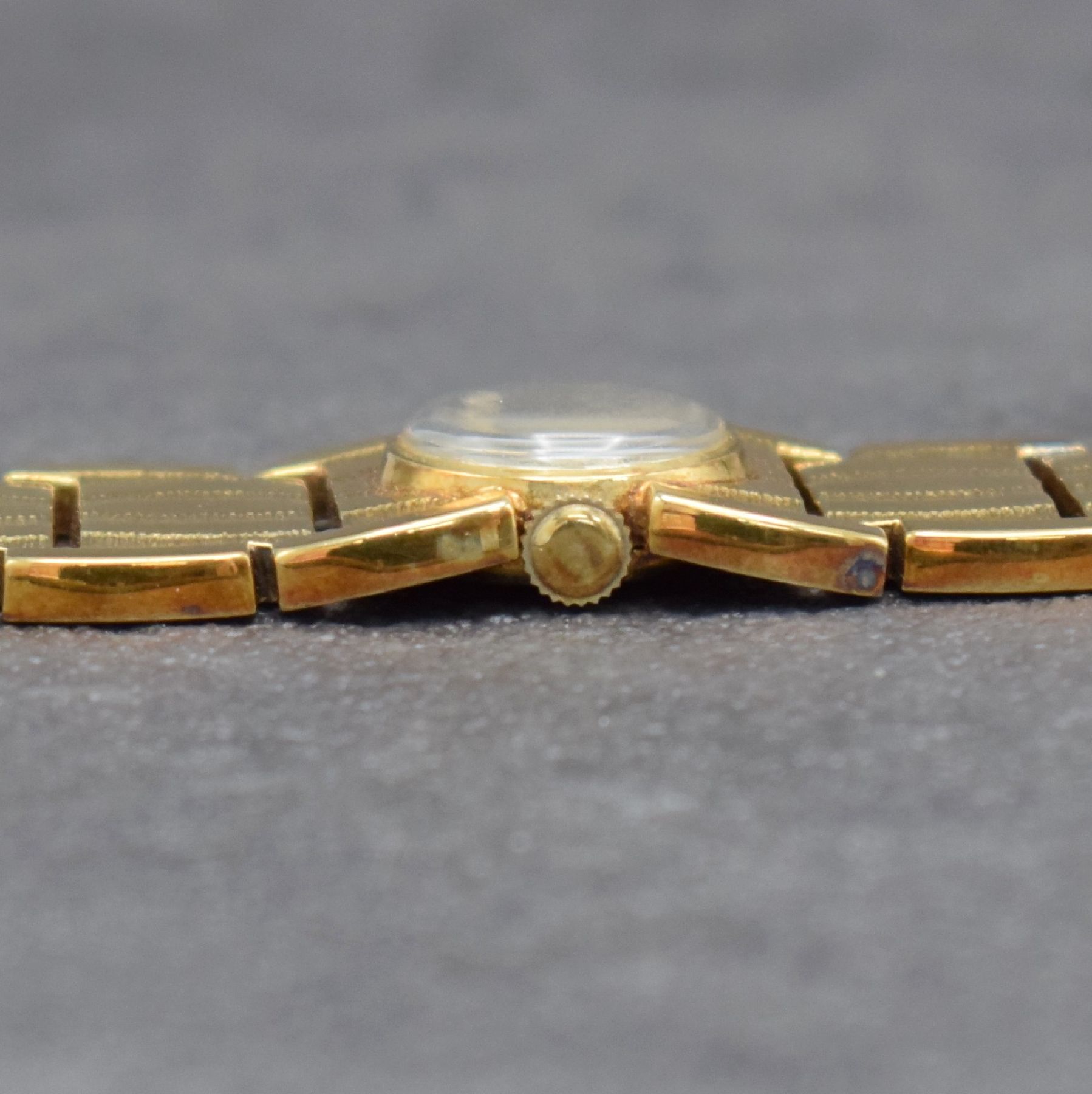 Detail f: DUGENA ausgefallene Damenarmbanduhr in GG 585/000, Handaufzug, Schweiz um 1970, Boden aufgedr., silb. Zifferbl. m. aufgel. Indizes altersbed. l. fl., ...